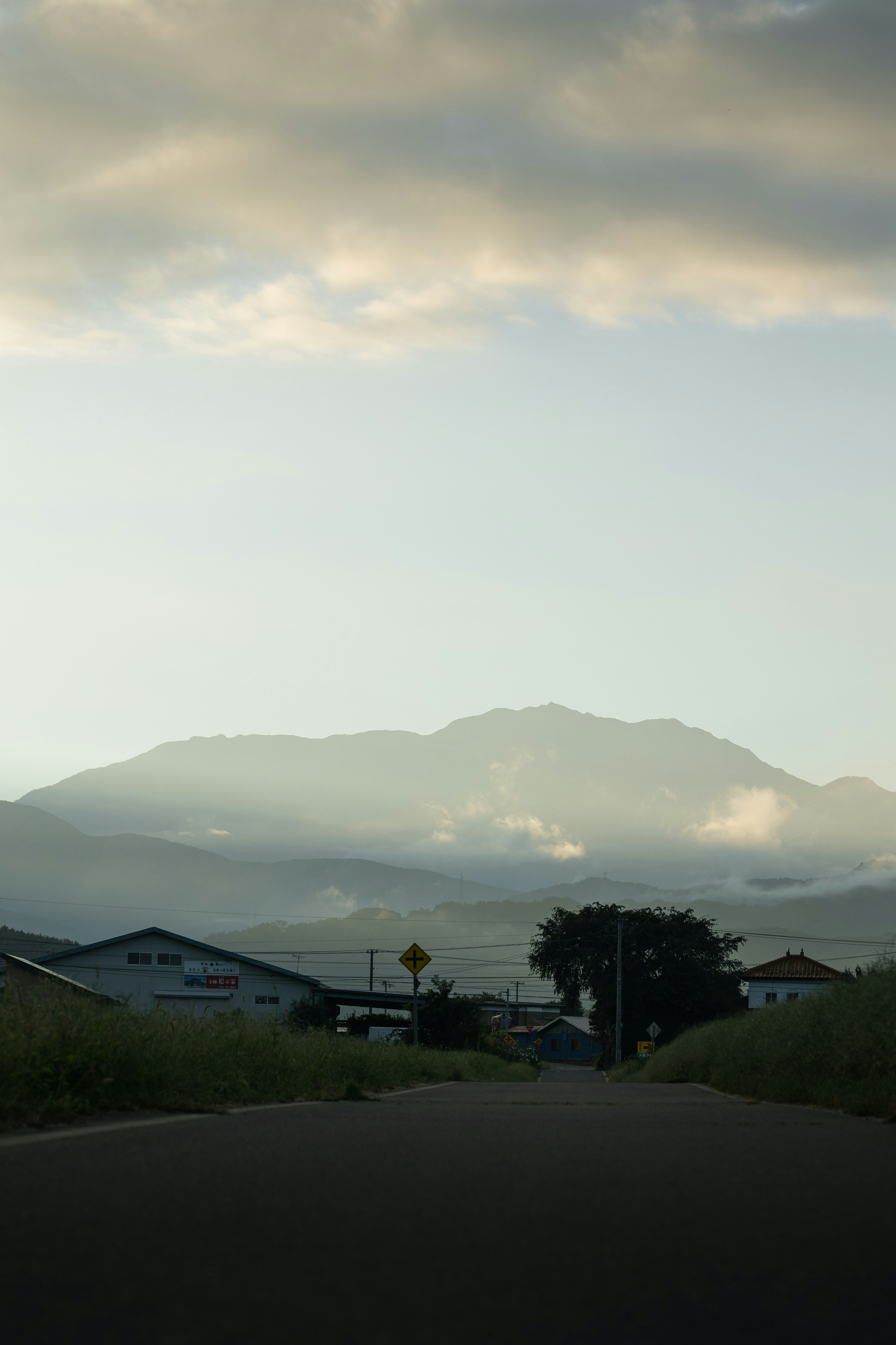 静かな風景の道路と山の背景