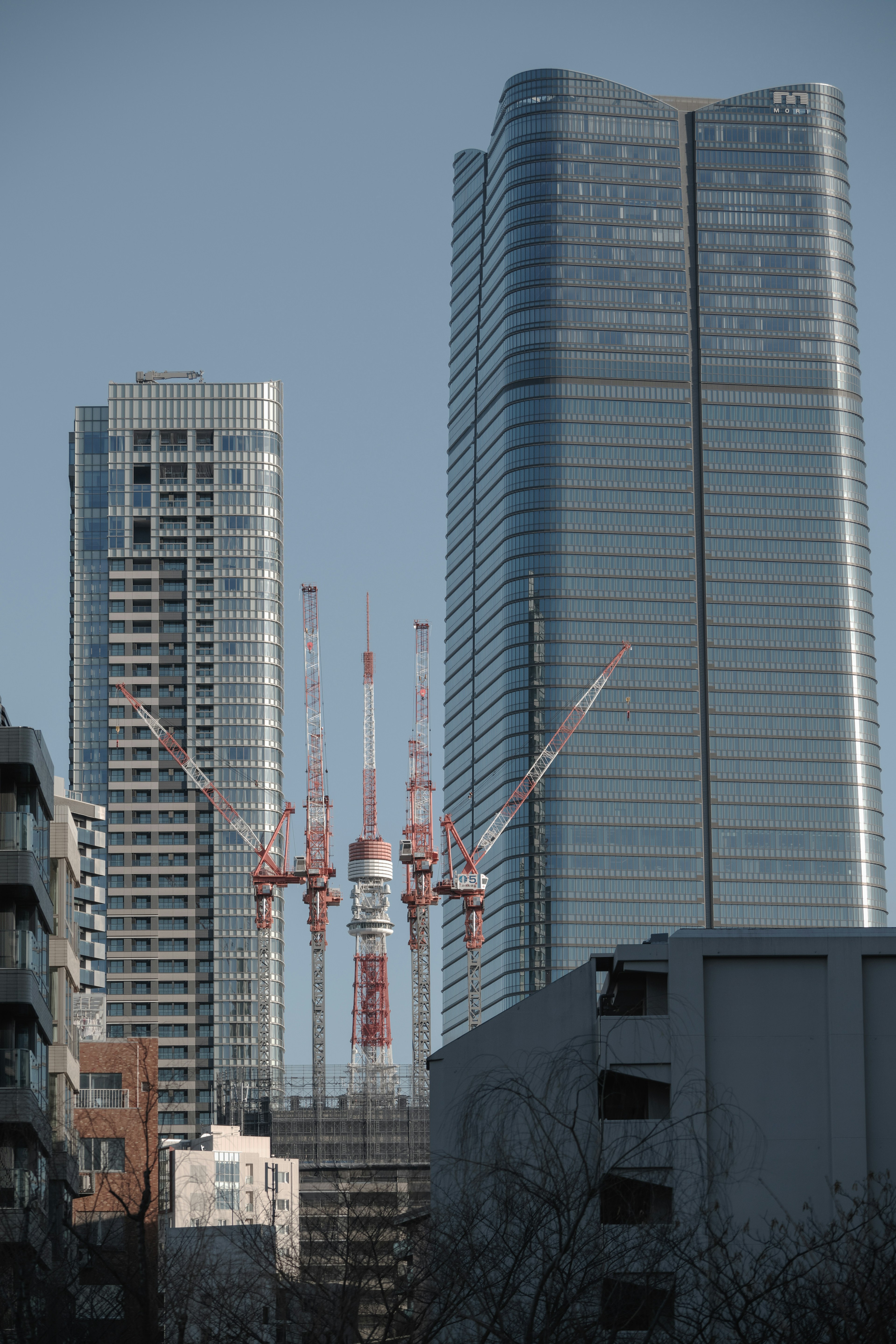 城市风景，展示东京塔和摩天大楼的施工现场