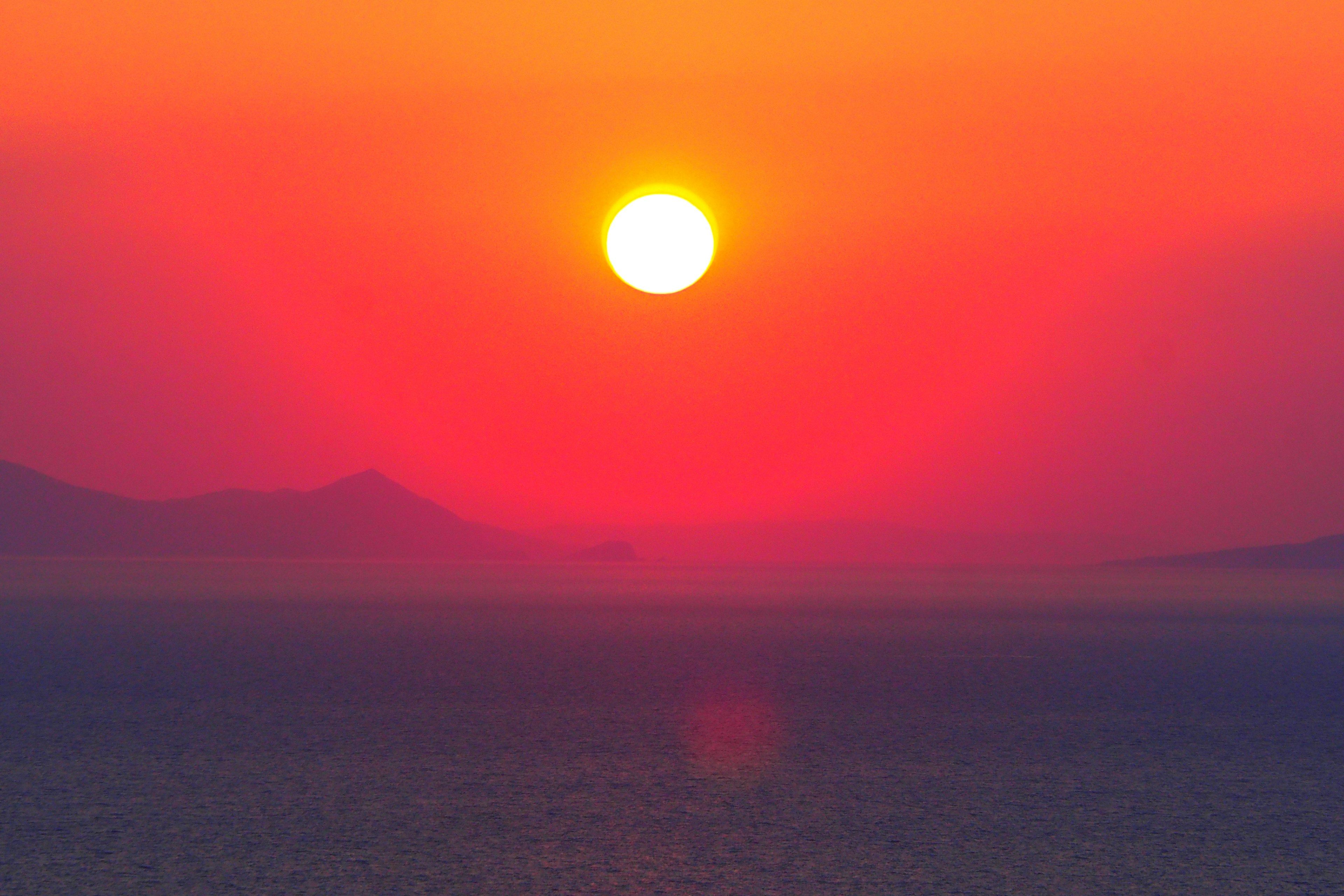 Schöner Sonnenuntergang über dem Ozean mit lebhaften Farben