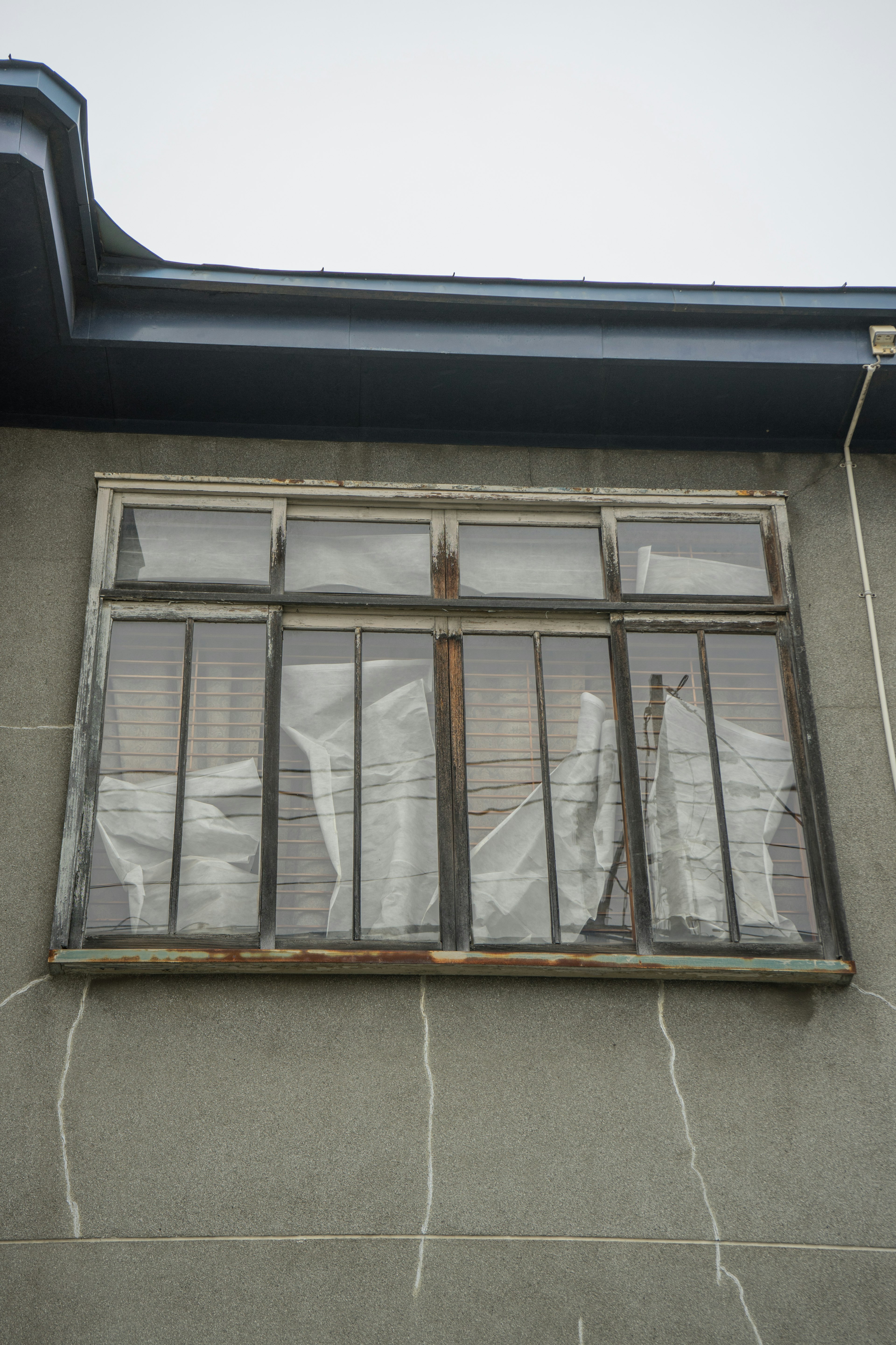 Außenansicht eines Gebäudes mit einem alten Holzfenster