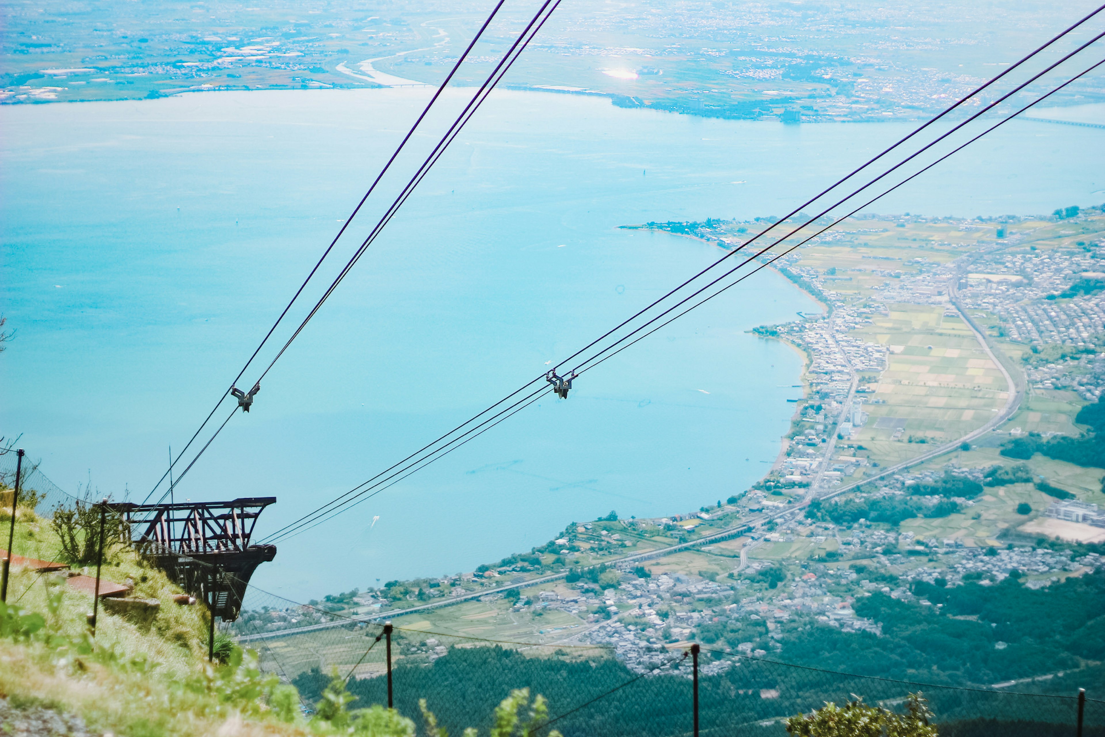 Support de téléphérique avec vue panoramique sur le lac et les montagnes