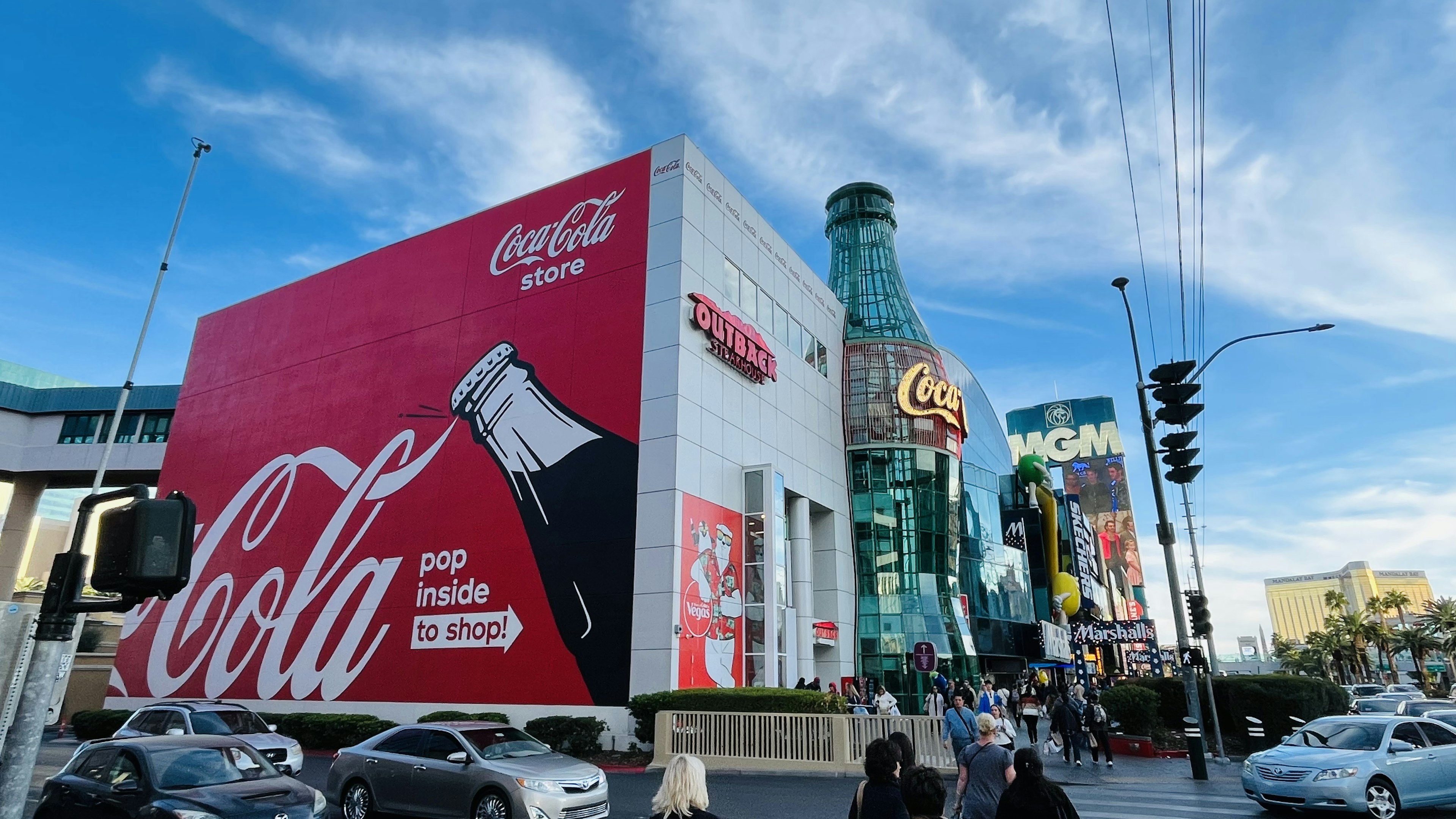 コカ・コーラの大きな広告とカジノのビルが見える街の風景