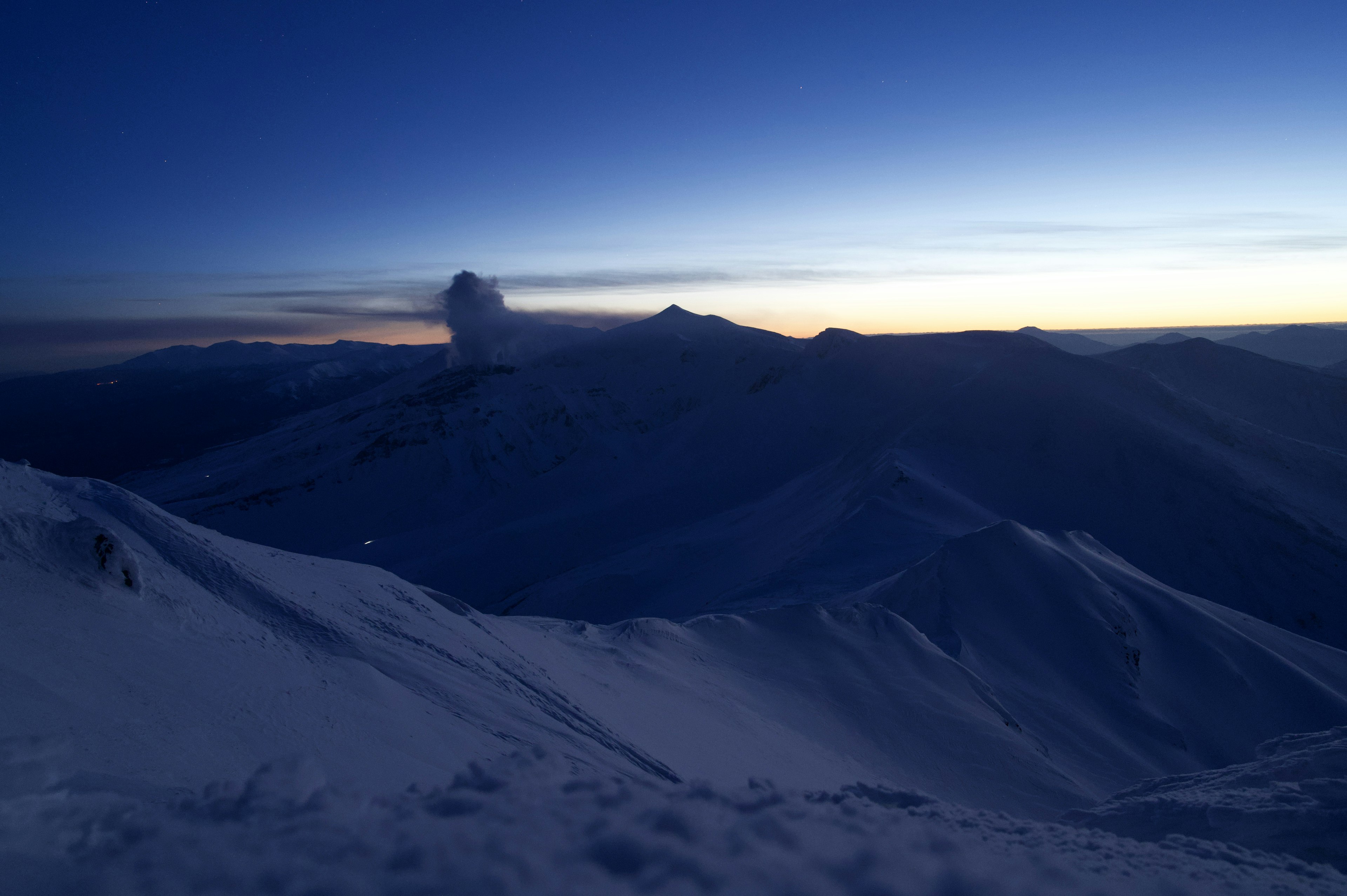 被雪覆蓋的山脈和黃昏天空