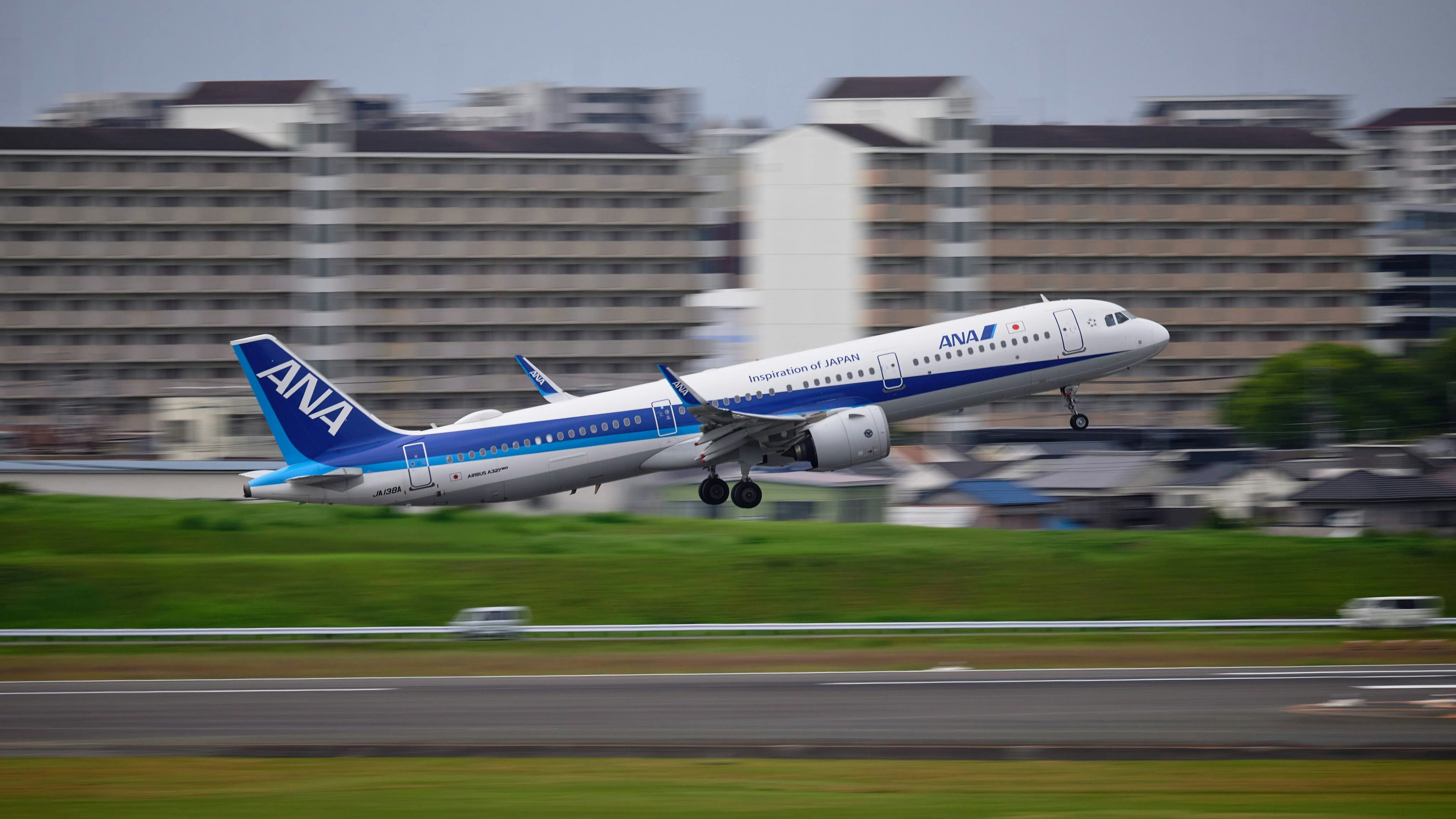 ANAの飛行機が滑走路から離陸する様子を捉えた画像