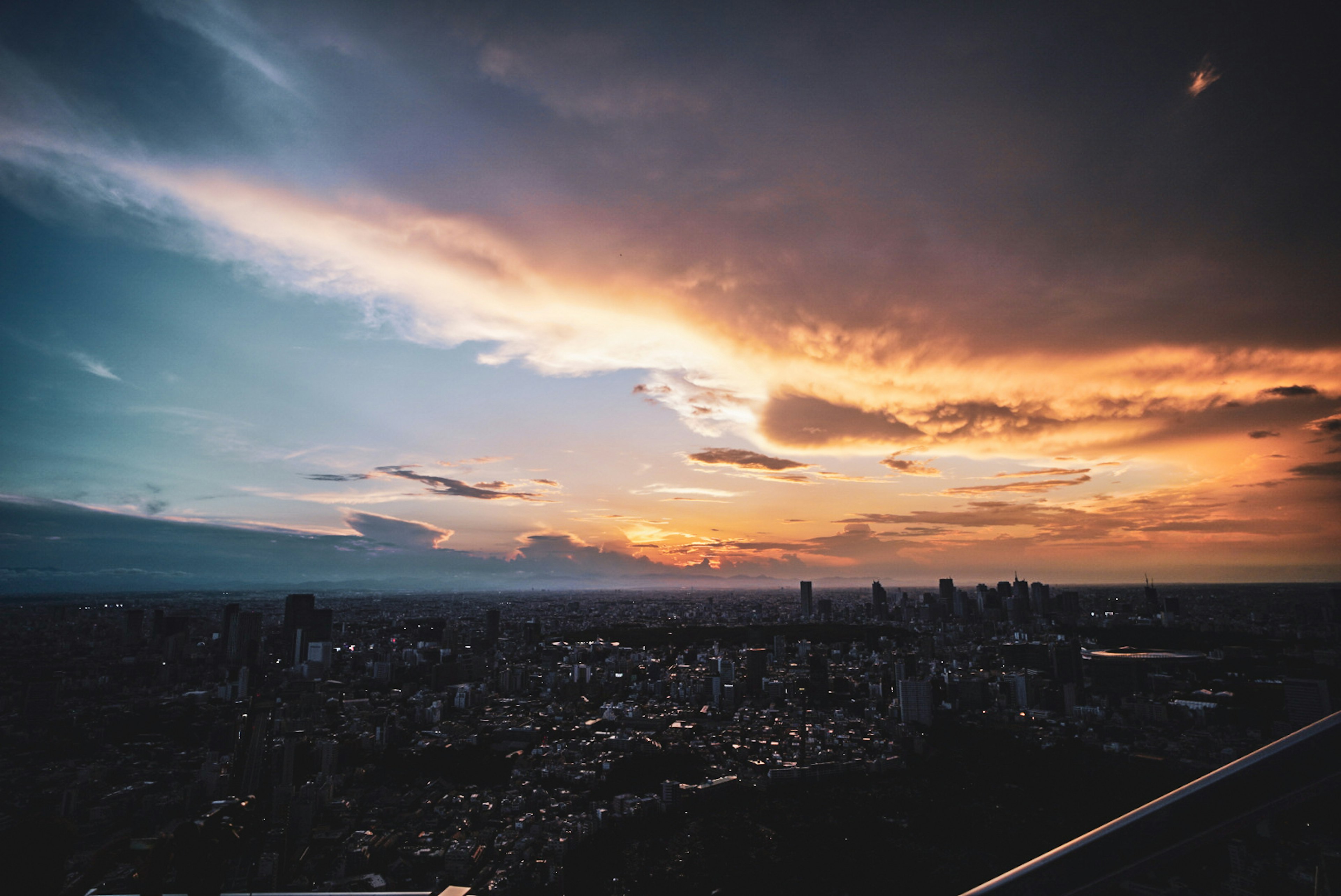 夕焼けの美しい都市景観と雲が広がる空