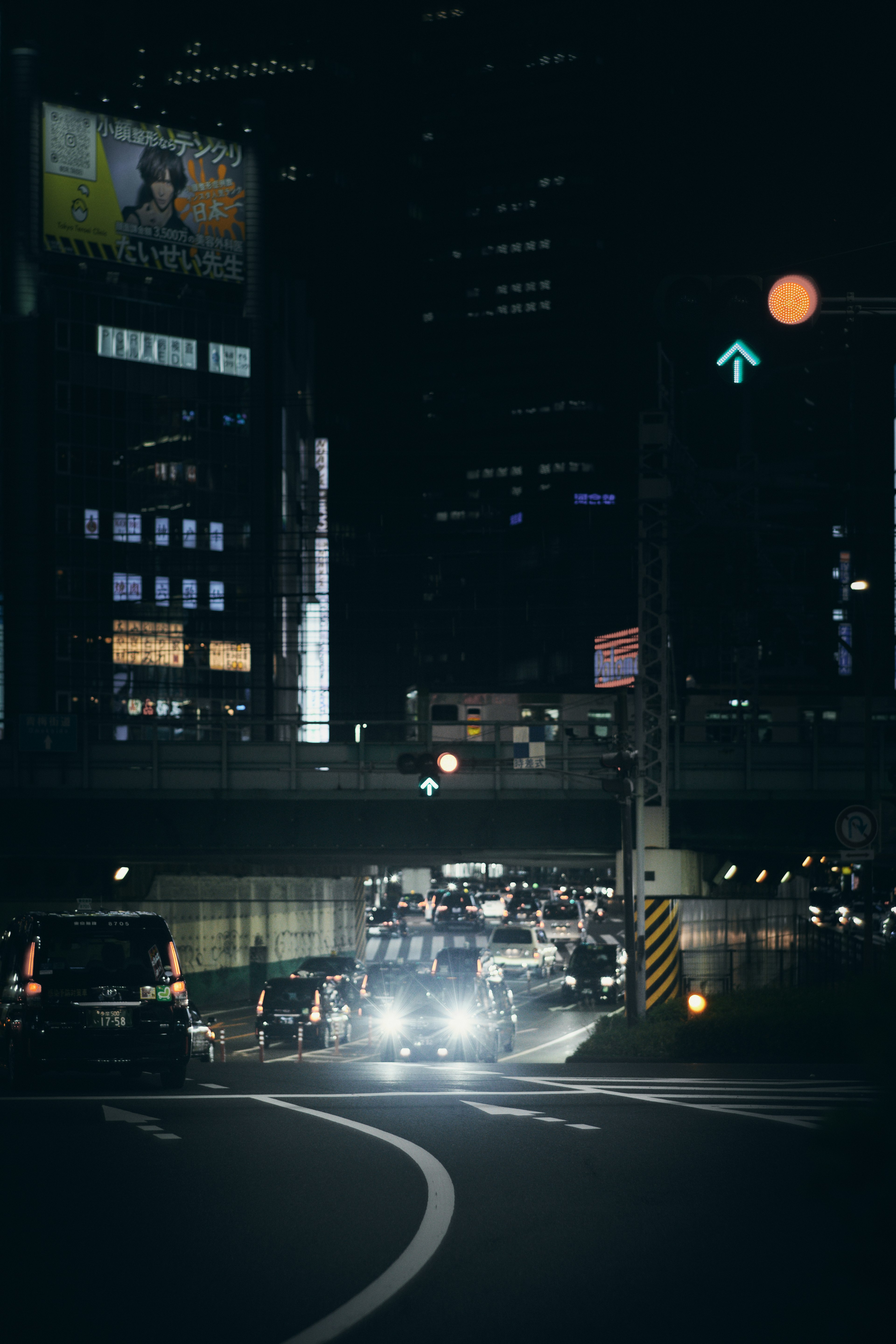 Scène de ville nocturne avec des véhicules et des enseignes néon lumineuses