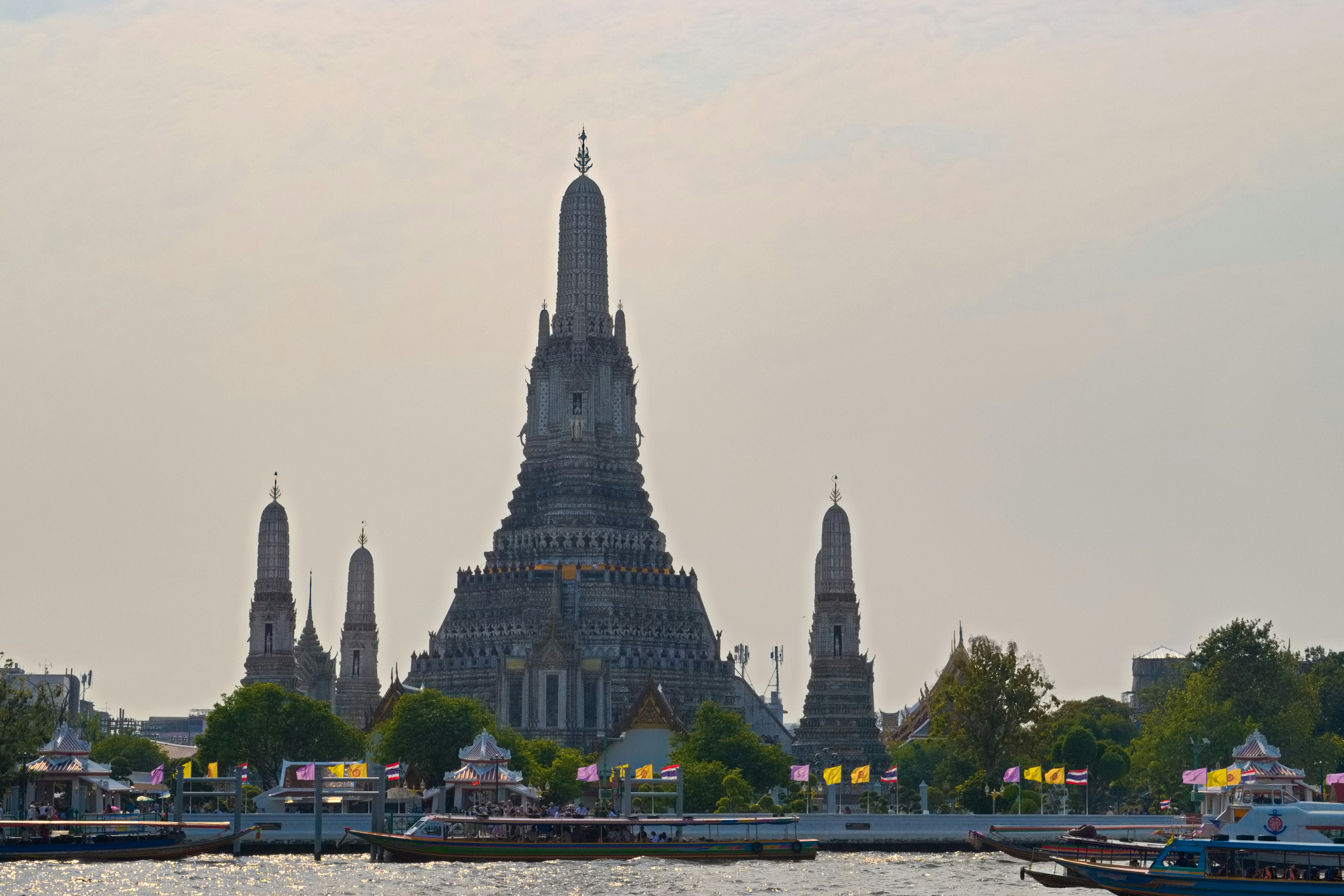 Tháp lừng lững của Wat Arun nổi bật bên kia dòng sông