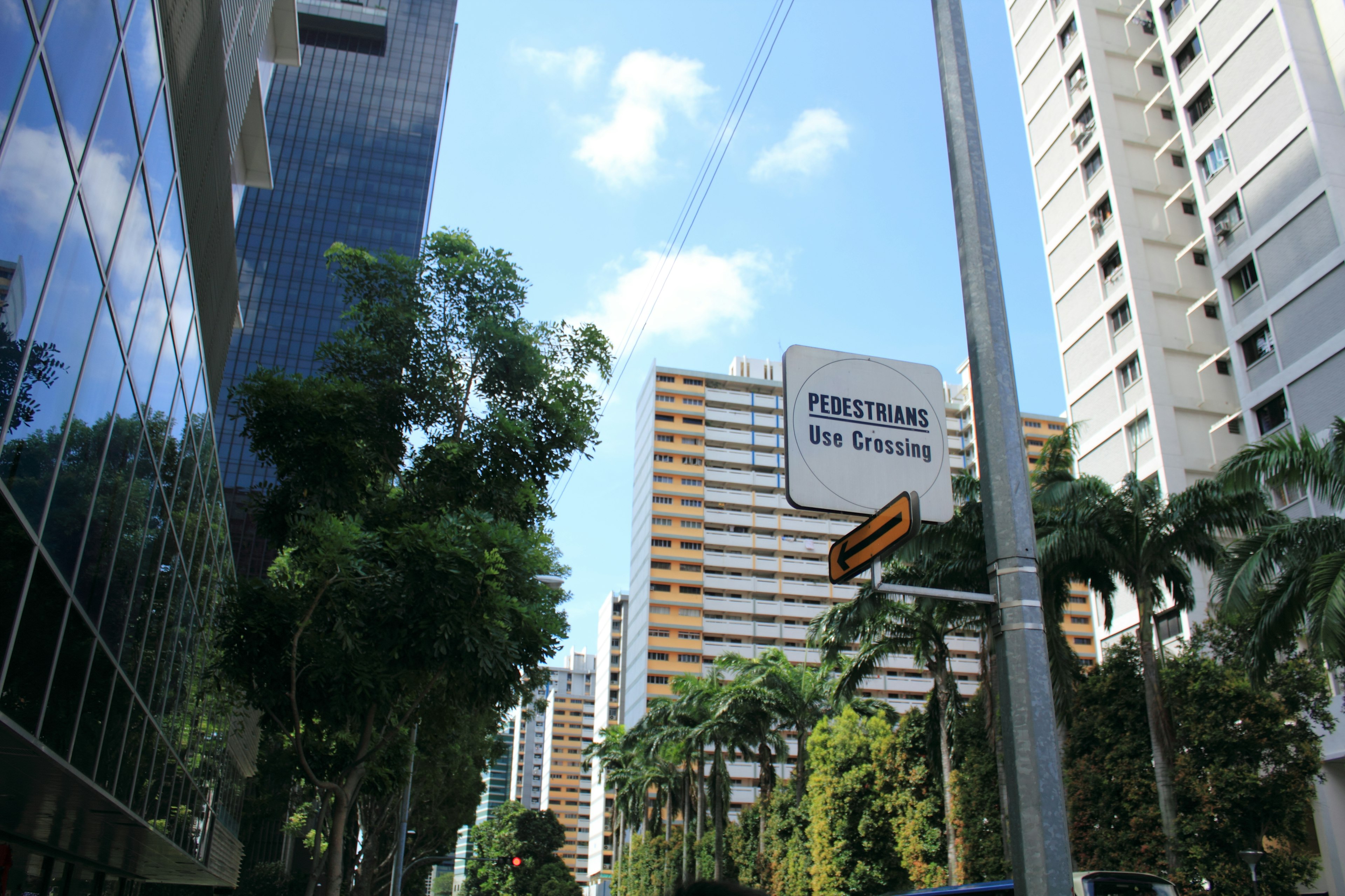 Pemandangan kota dengan gedung pencakar langit dan langit biru