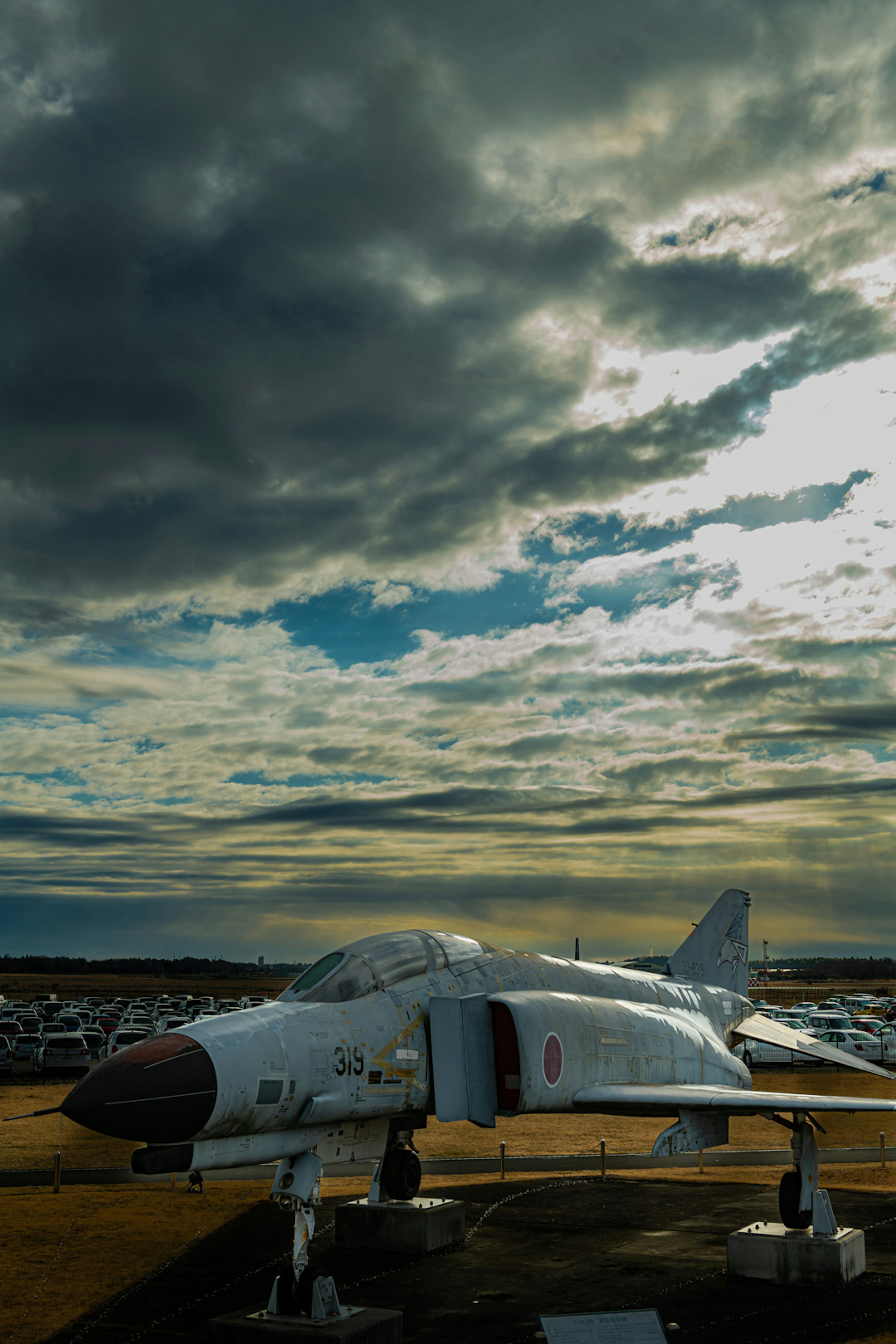 Vue latérale d'un avion de chasse sous un ciel nuageux