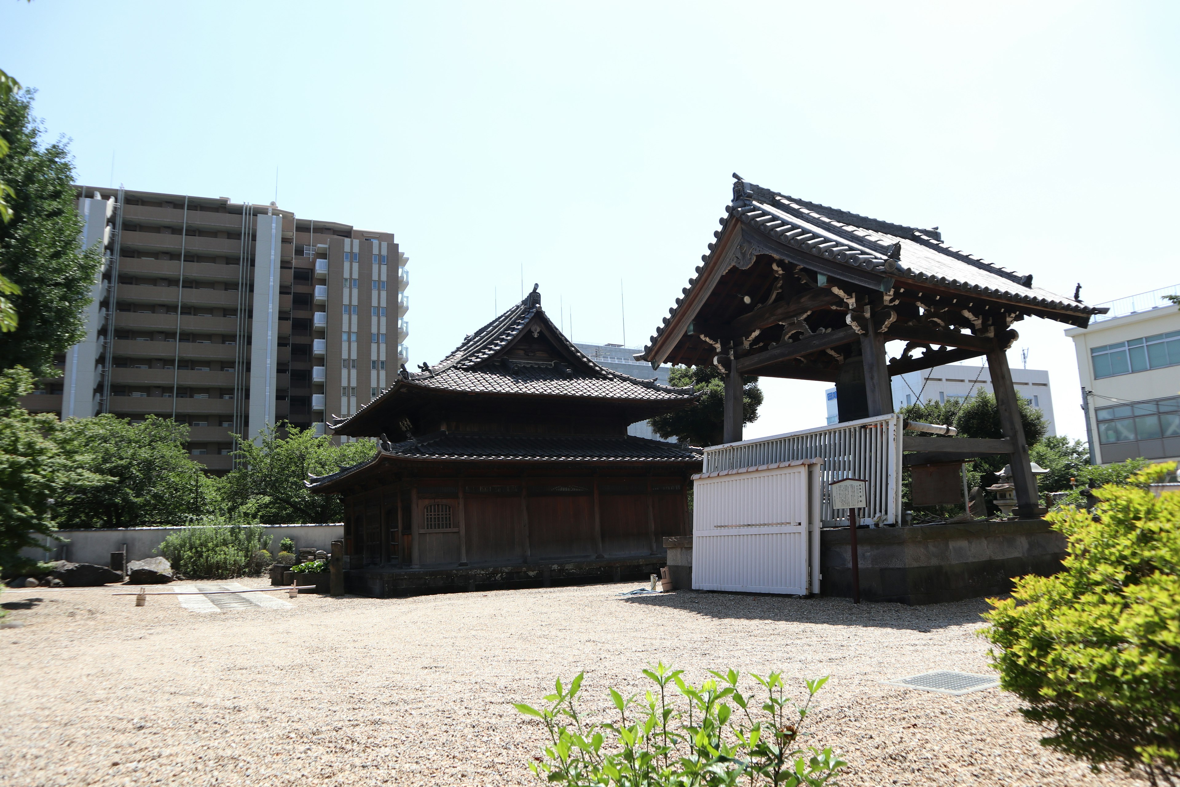 Templo japonés tradicional con un edificio moderno al fondo