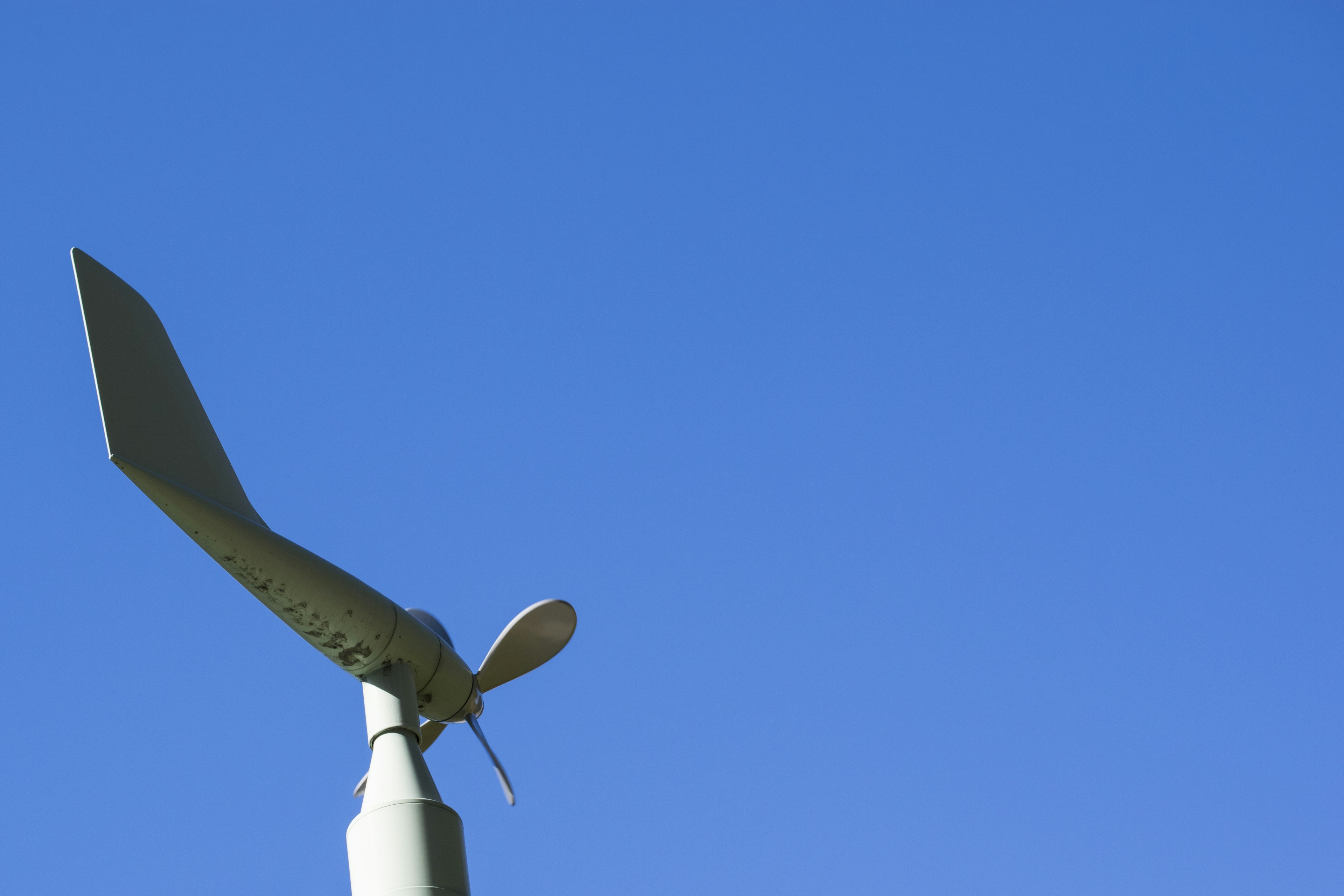 Windturbinenblatt vor einem klaren blauen Himmel