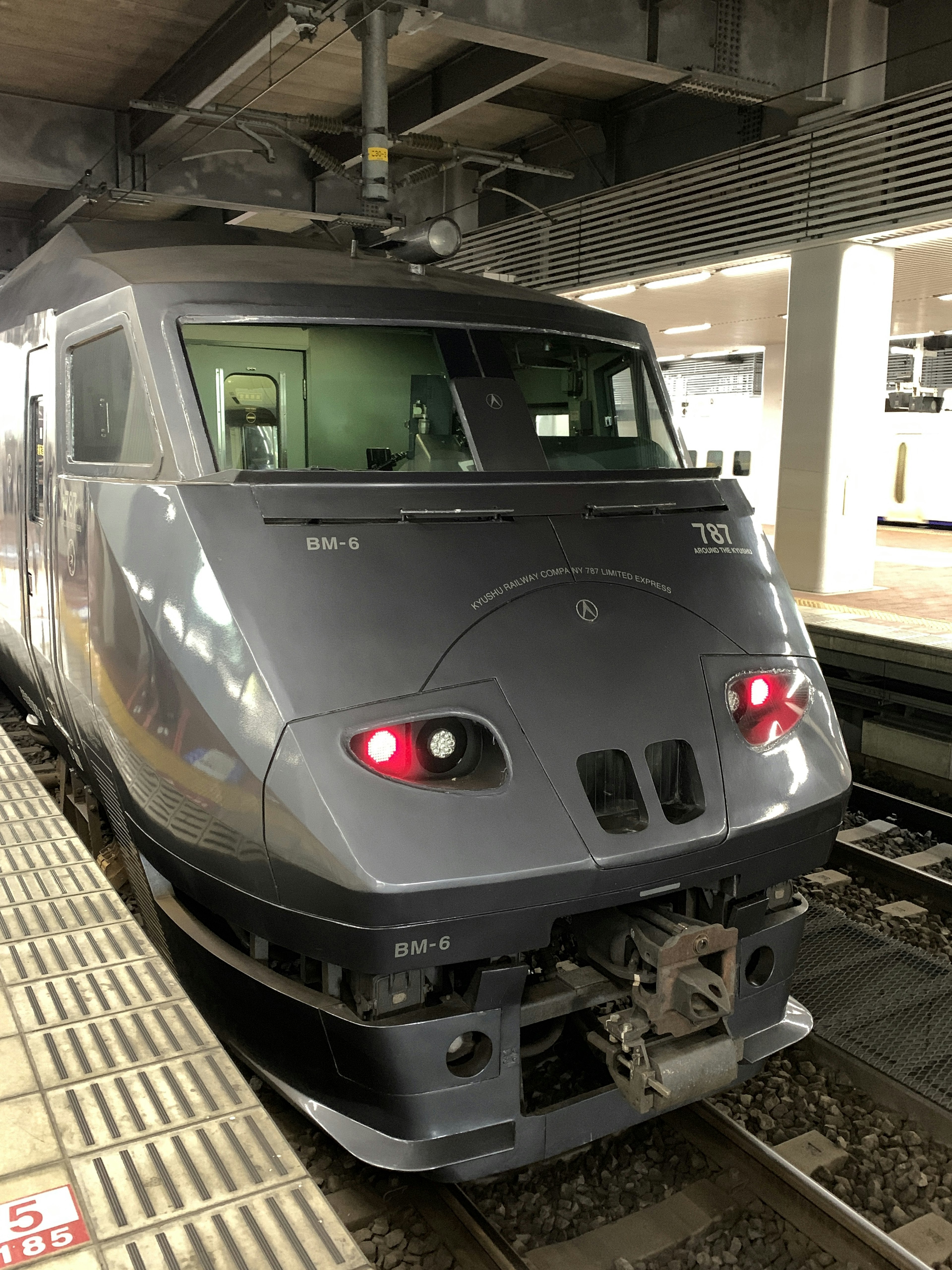 Kereta perak di platform stasiun