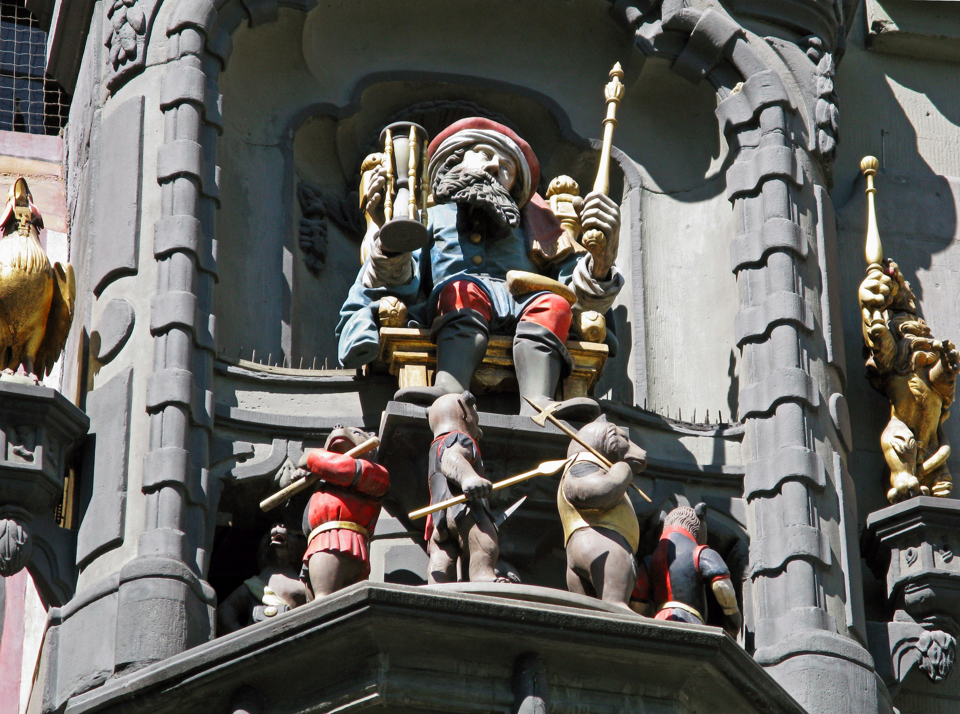 Sculture colorate rappresentate sulla facciata di un edificio