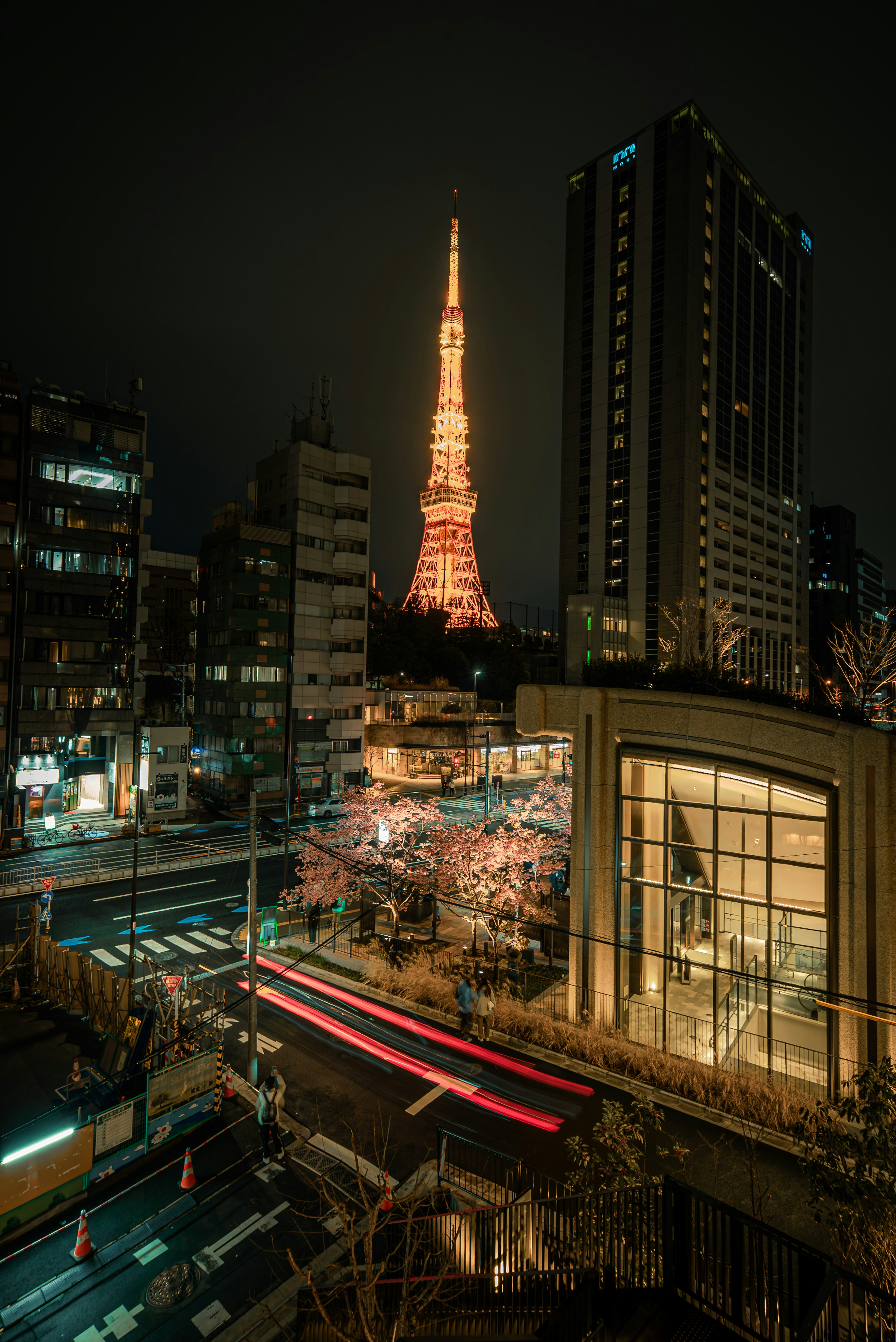 Torre de Tokio iluminada de noche con el horizonte urbano