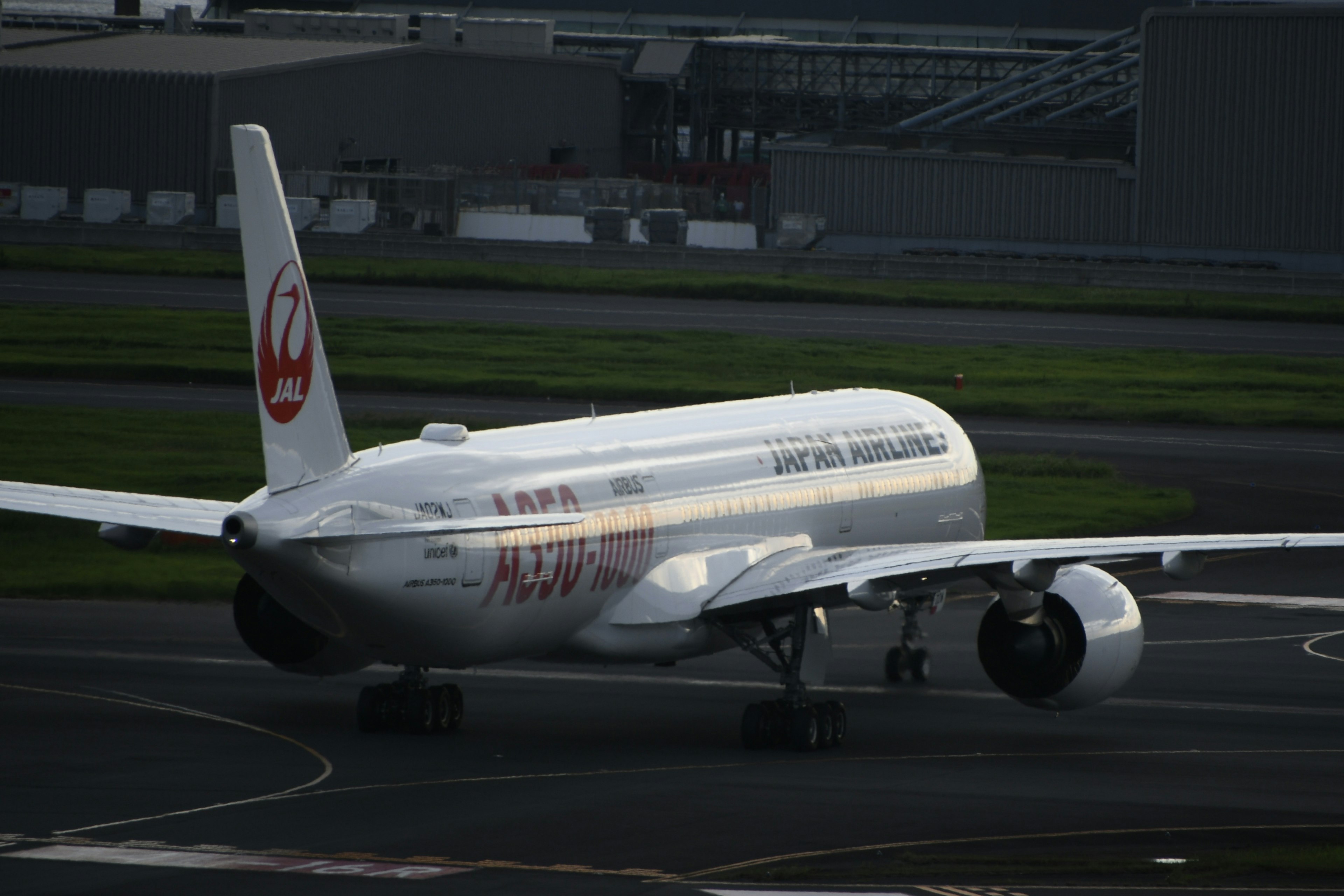 เครื่องบิน Japan Airlines กำลังแท็กซี่บนรันเวย์