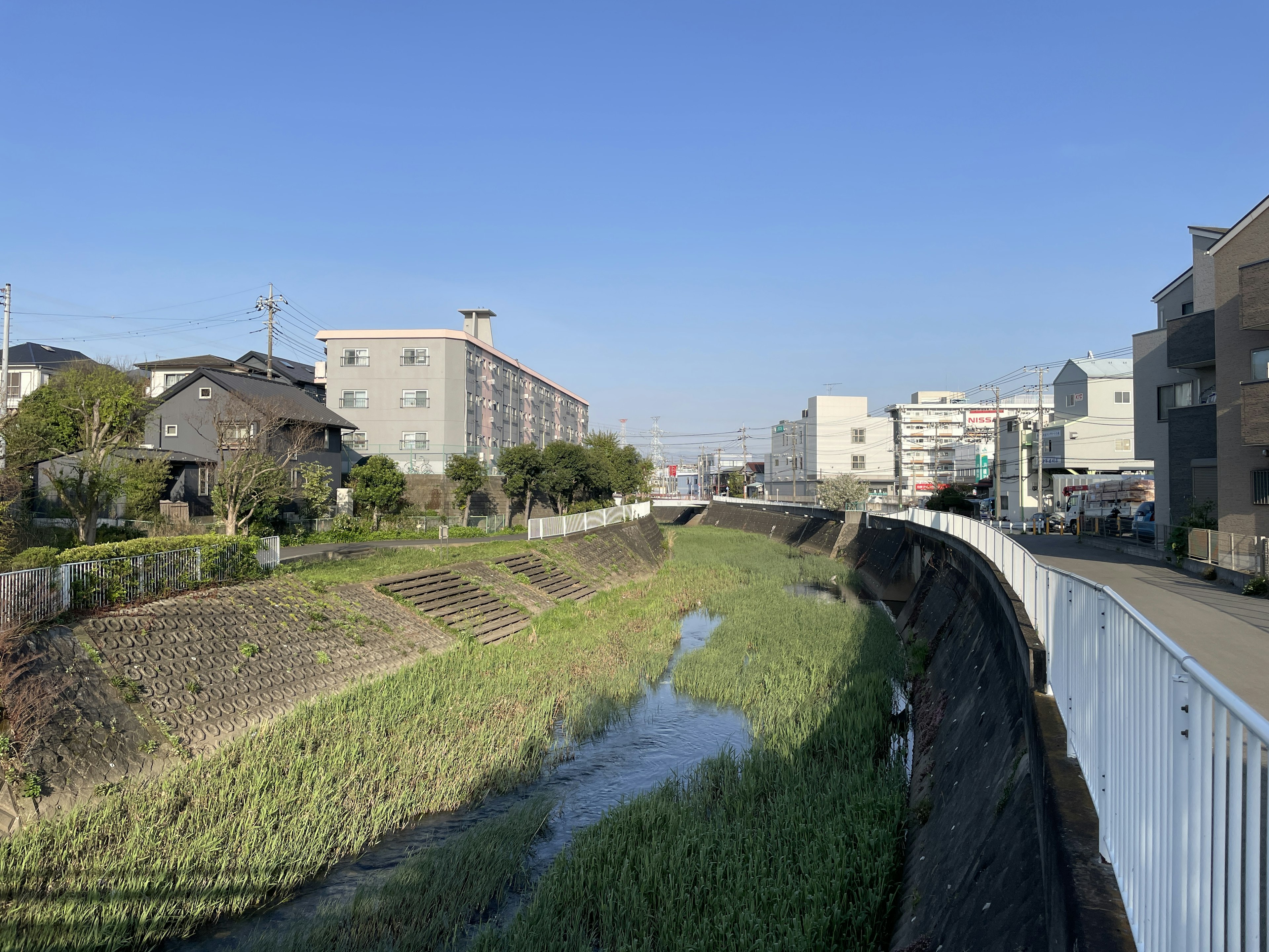 寧靜河流和周圍建築的風景