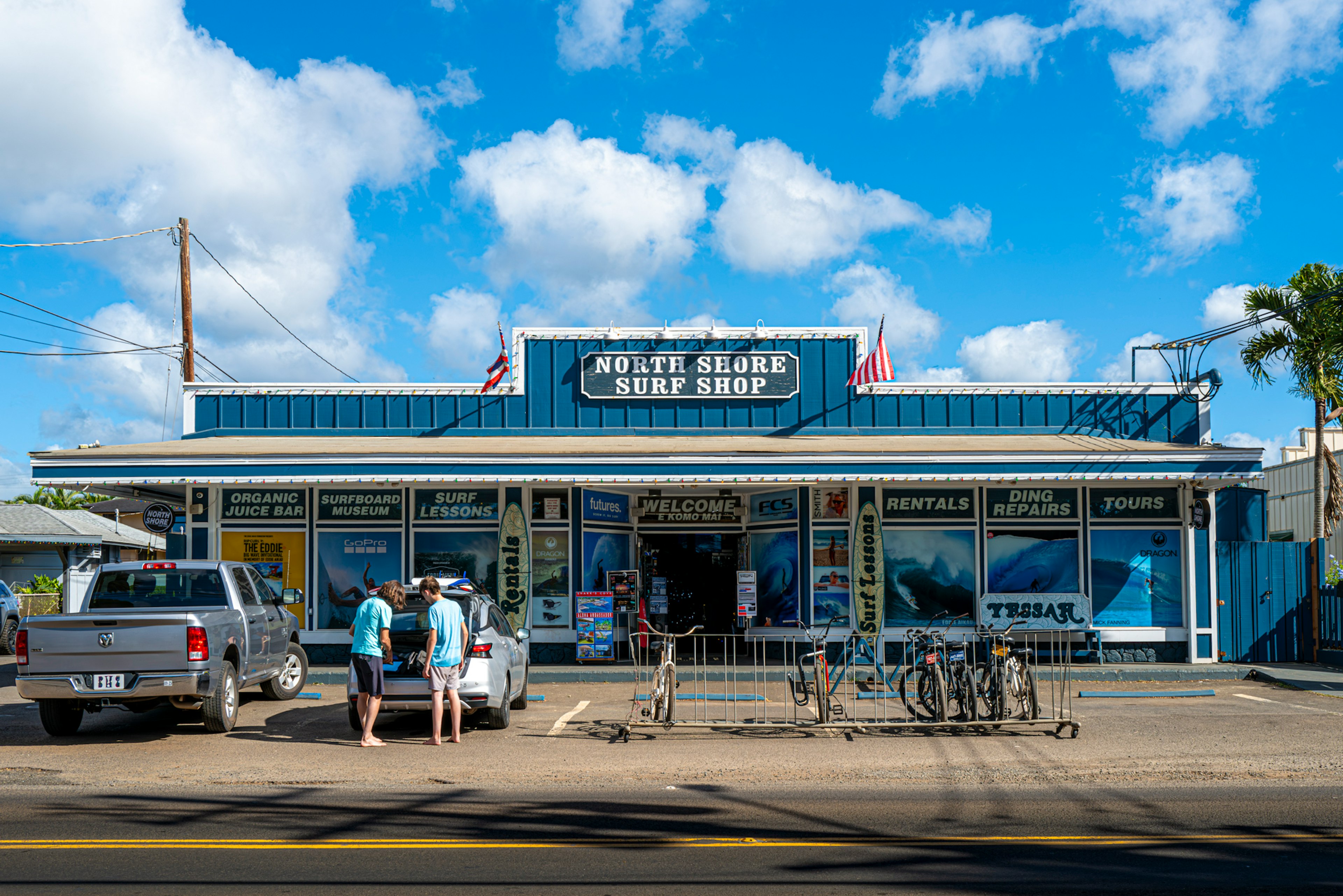 Menschen stehen vor einem blauen Geschäft in Hawaii