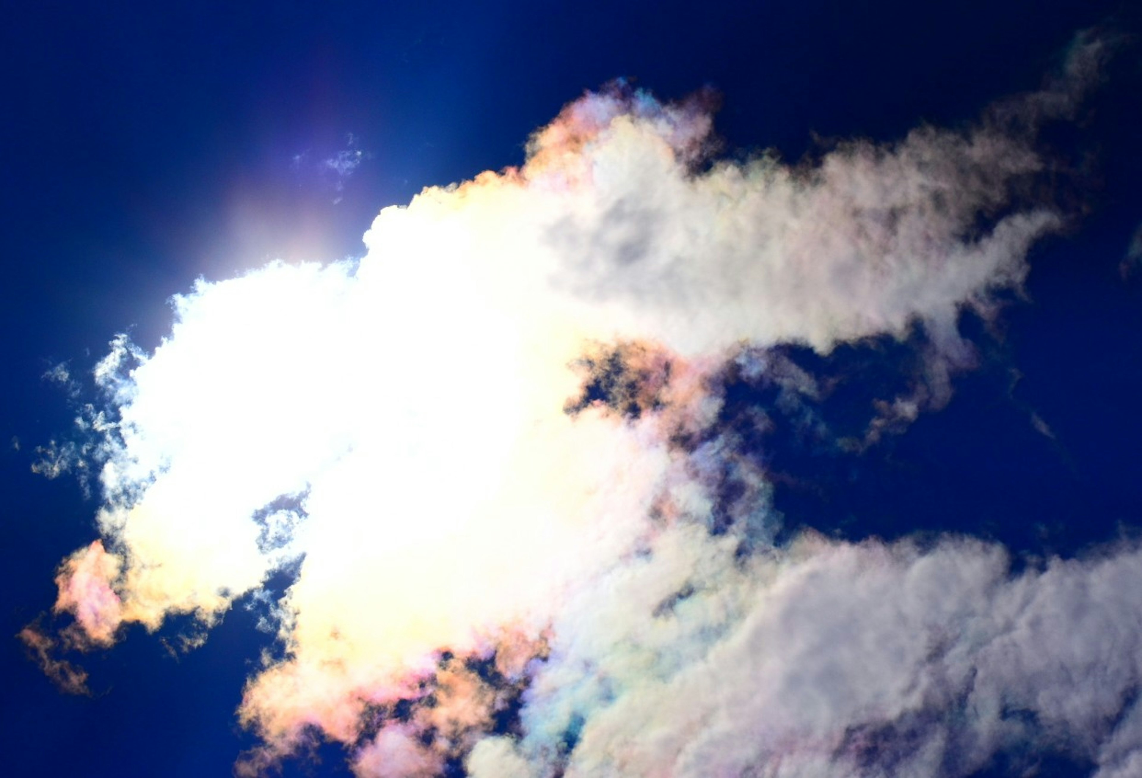 Nuvole colorate contro un cielo blu con luce intensa