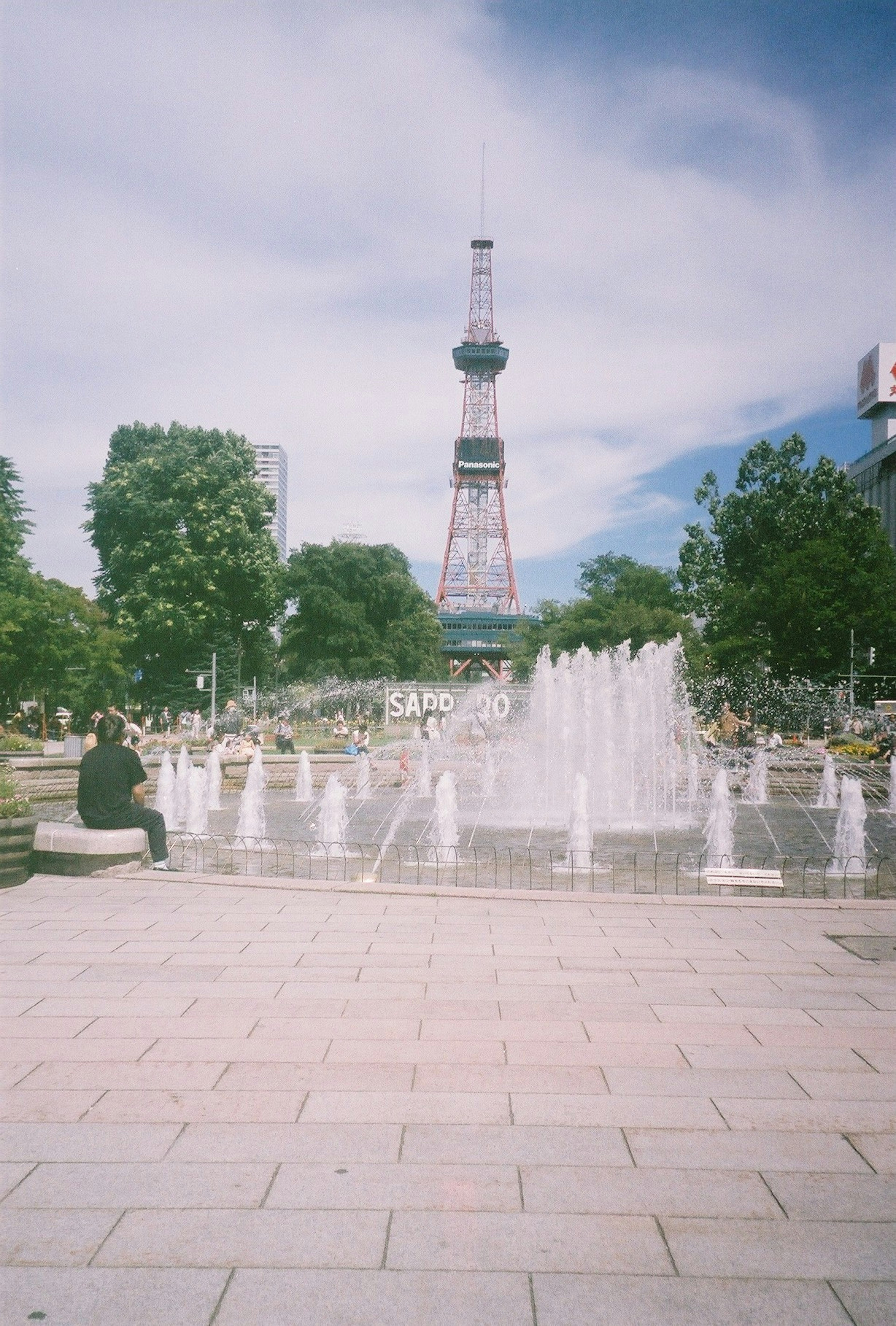 Fuente del parque con vista a la torre de televisión