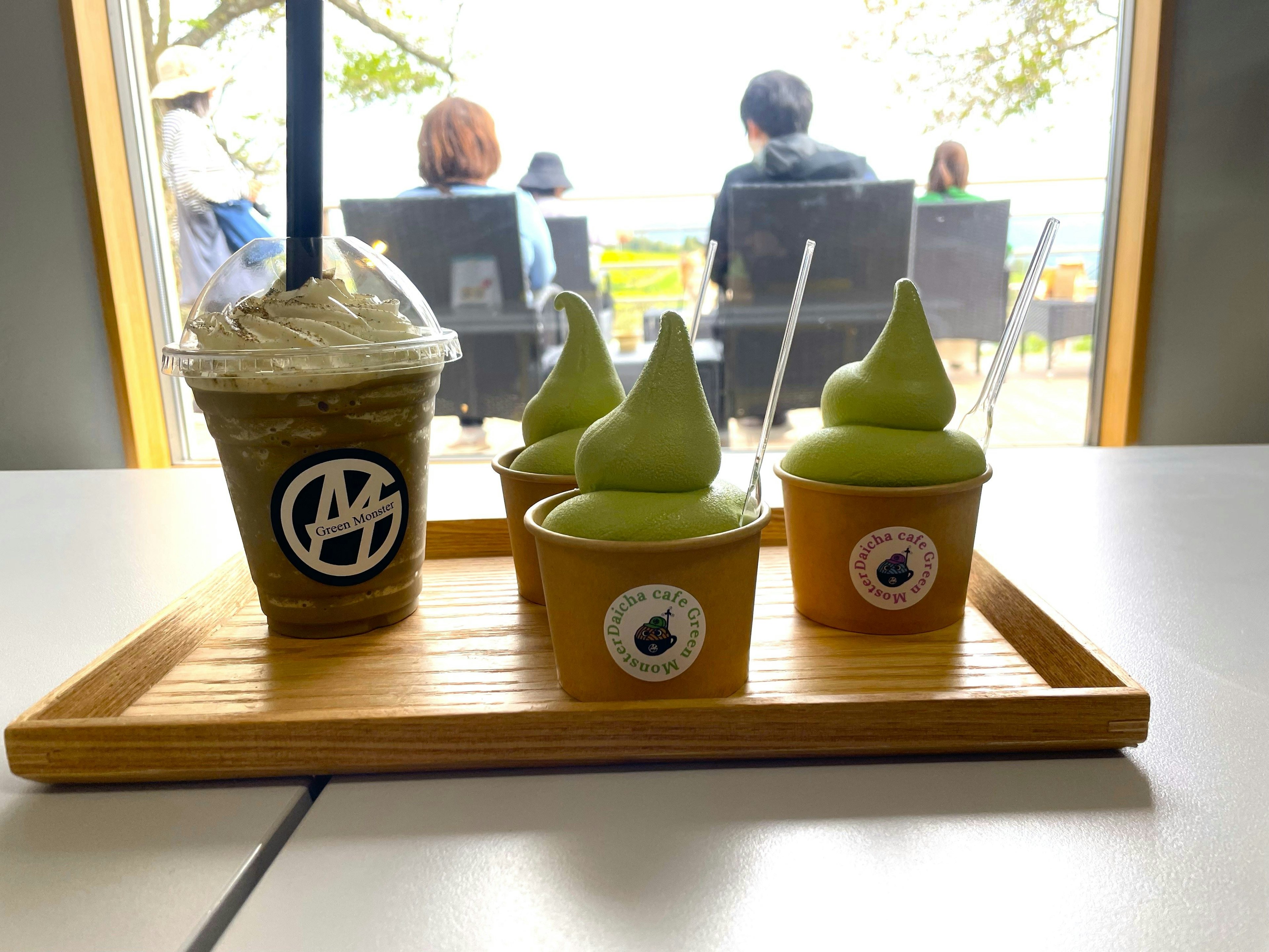 Kem matcha và frappuccino sắp xếp trên khay trong quán cà phê