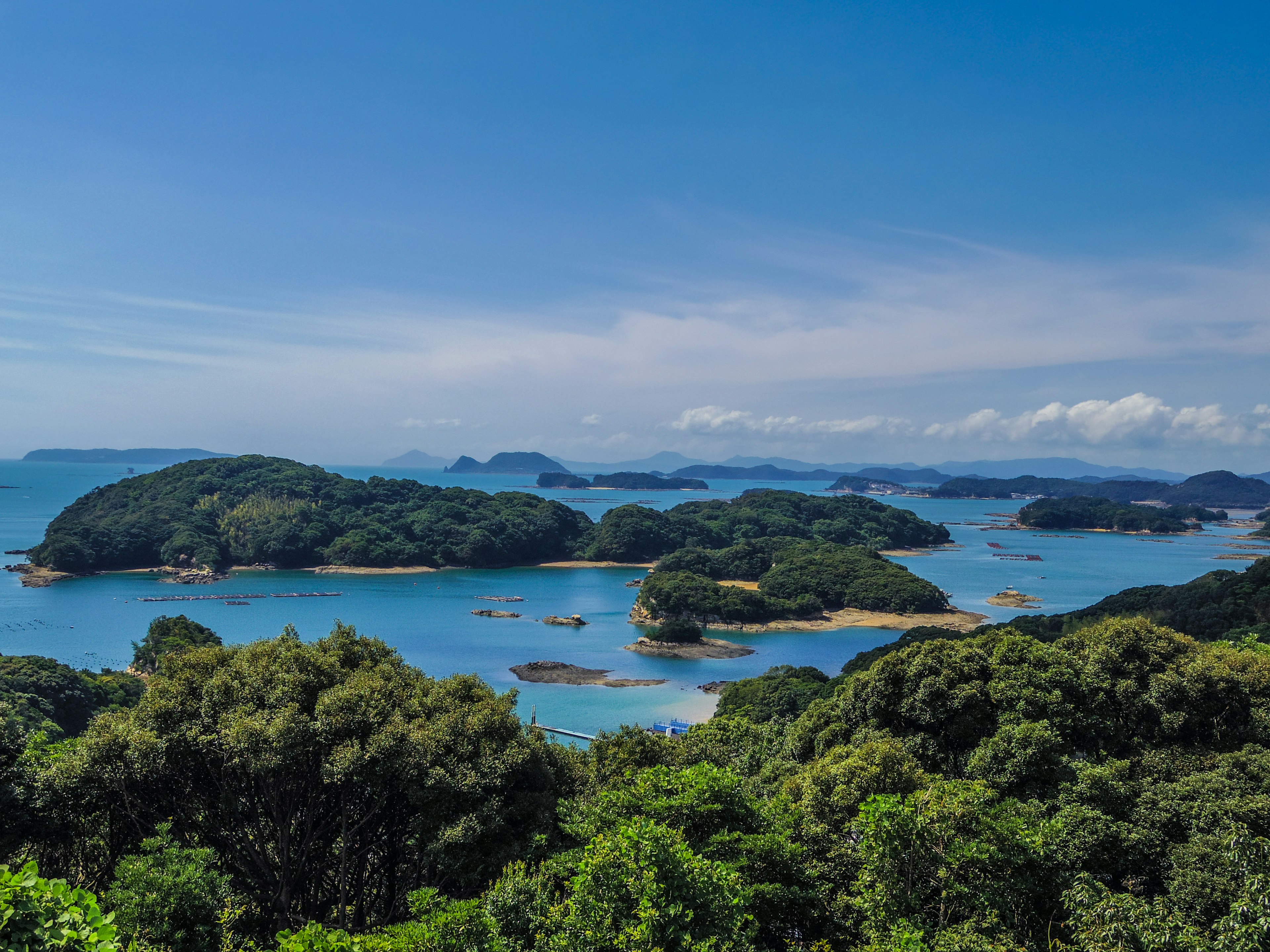 美丽的海岸风景与岛屿郁郁葱葱的绿色和蓝天