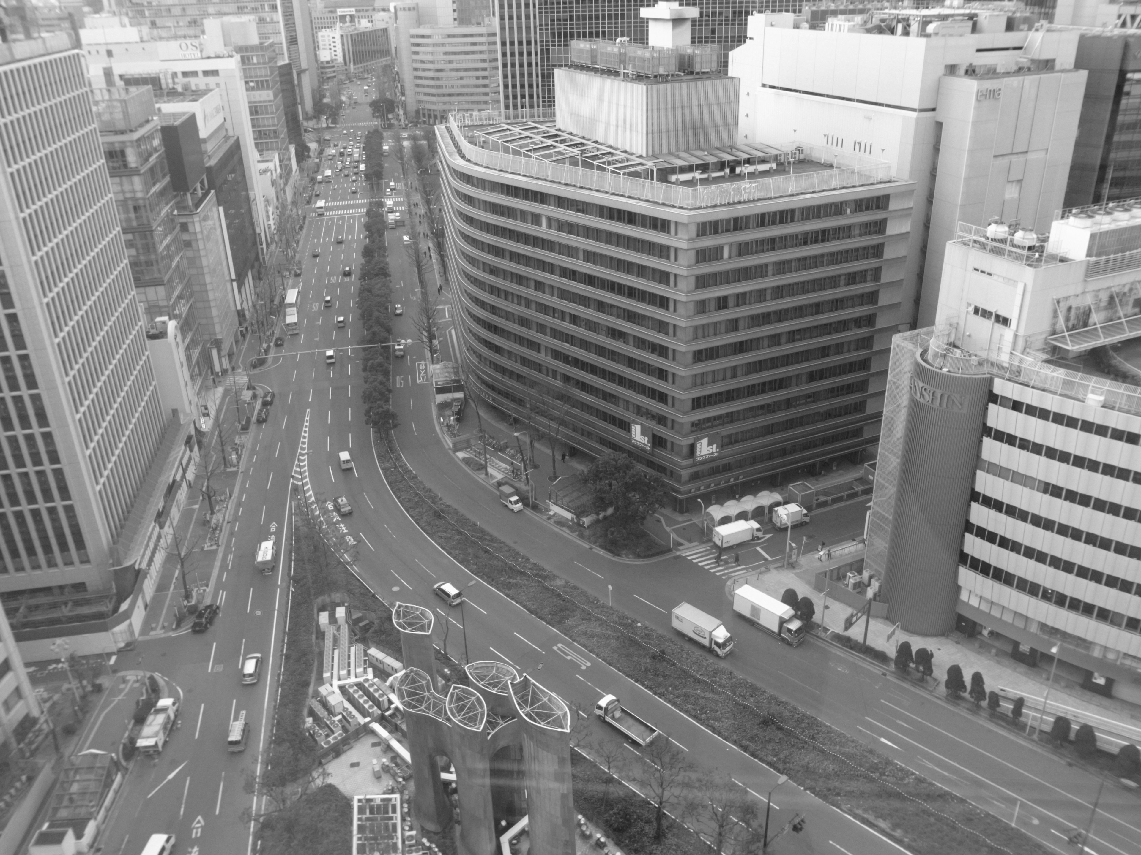 Une image en noir et blanc surplombant des immeubles de grande hauteur et une intersection routière