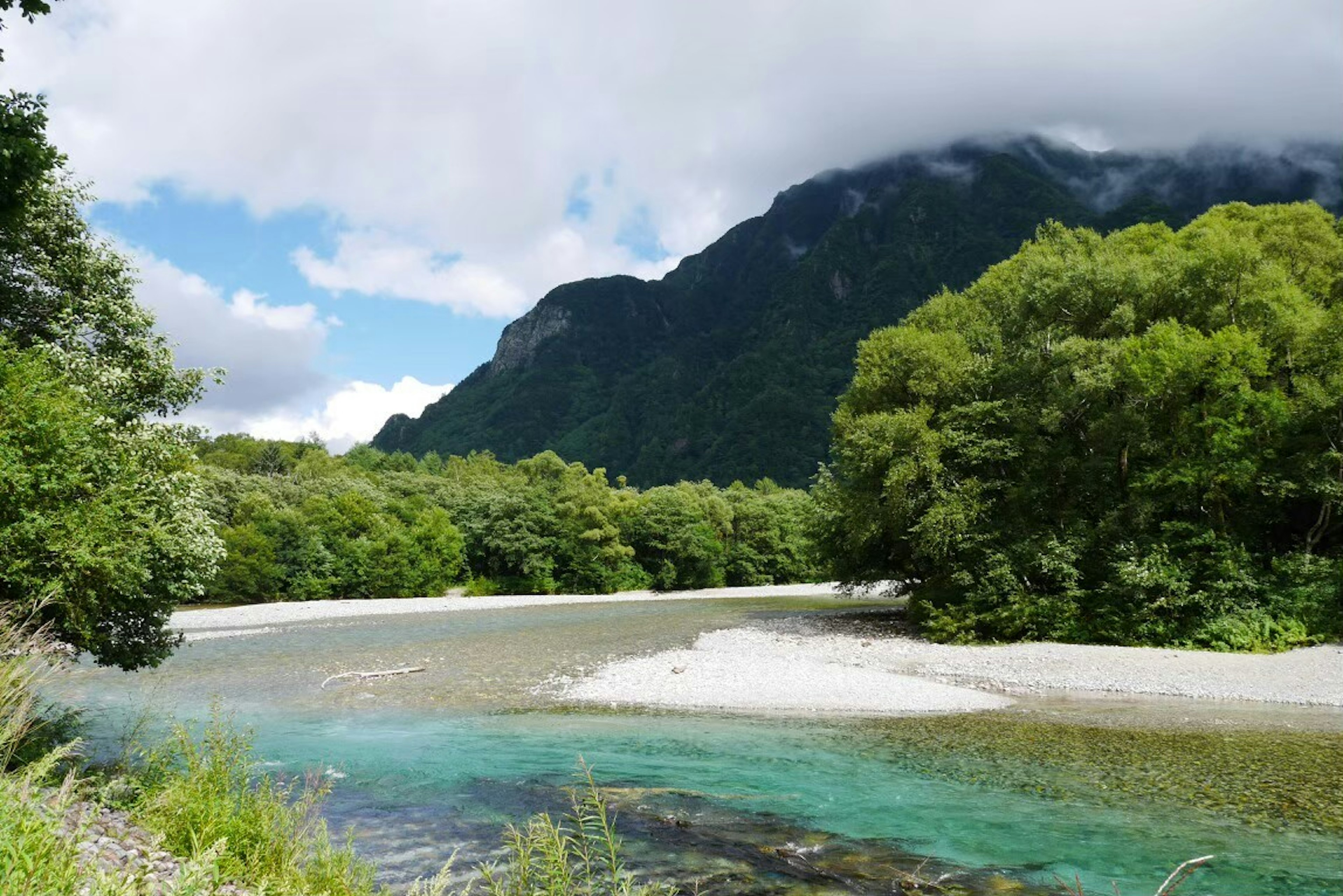 Végétation luxuriante et une rivière bleue traversant un paysage pittoresque