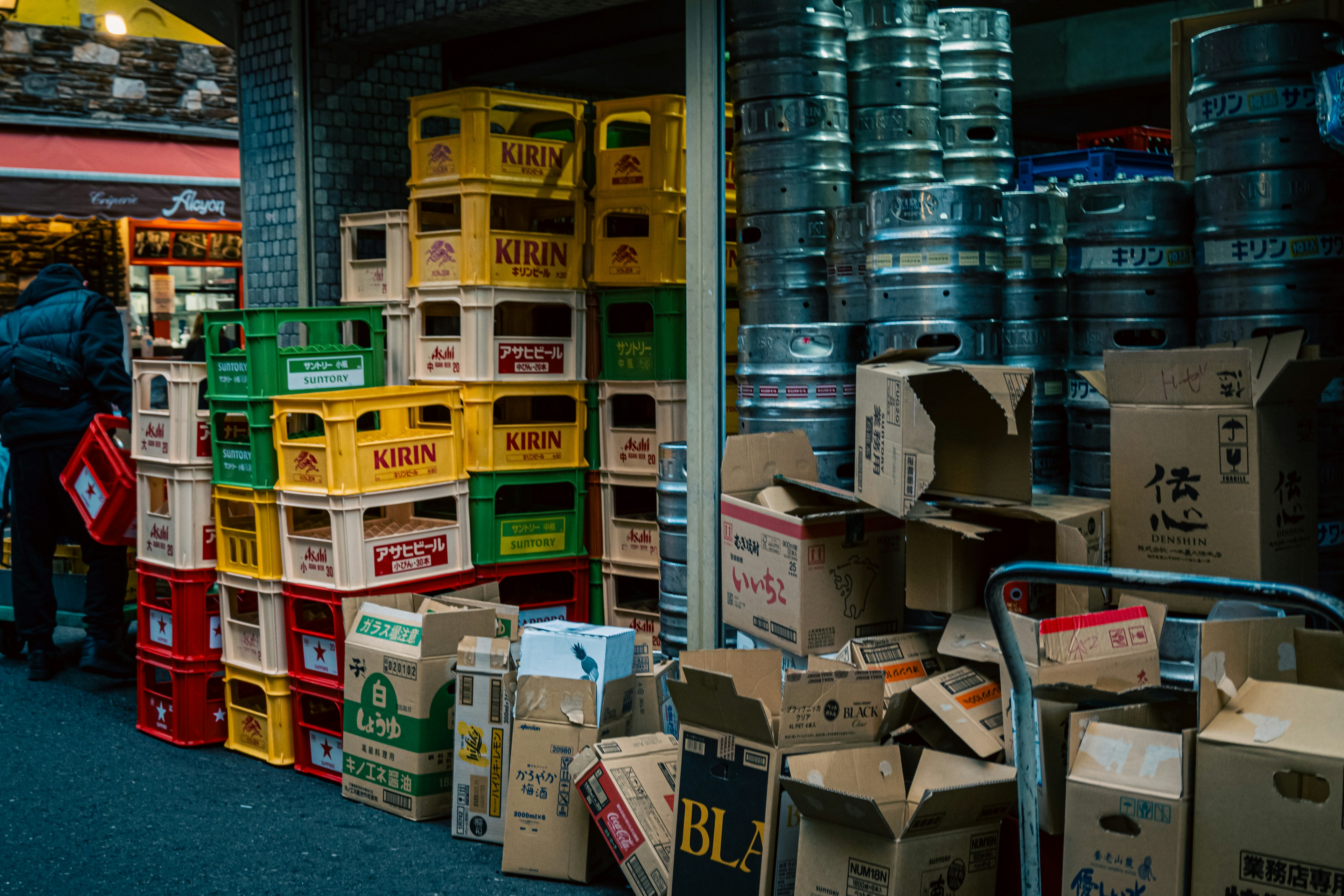 Caisses colorées et cartons empilés dans un coin de marché