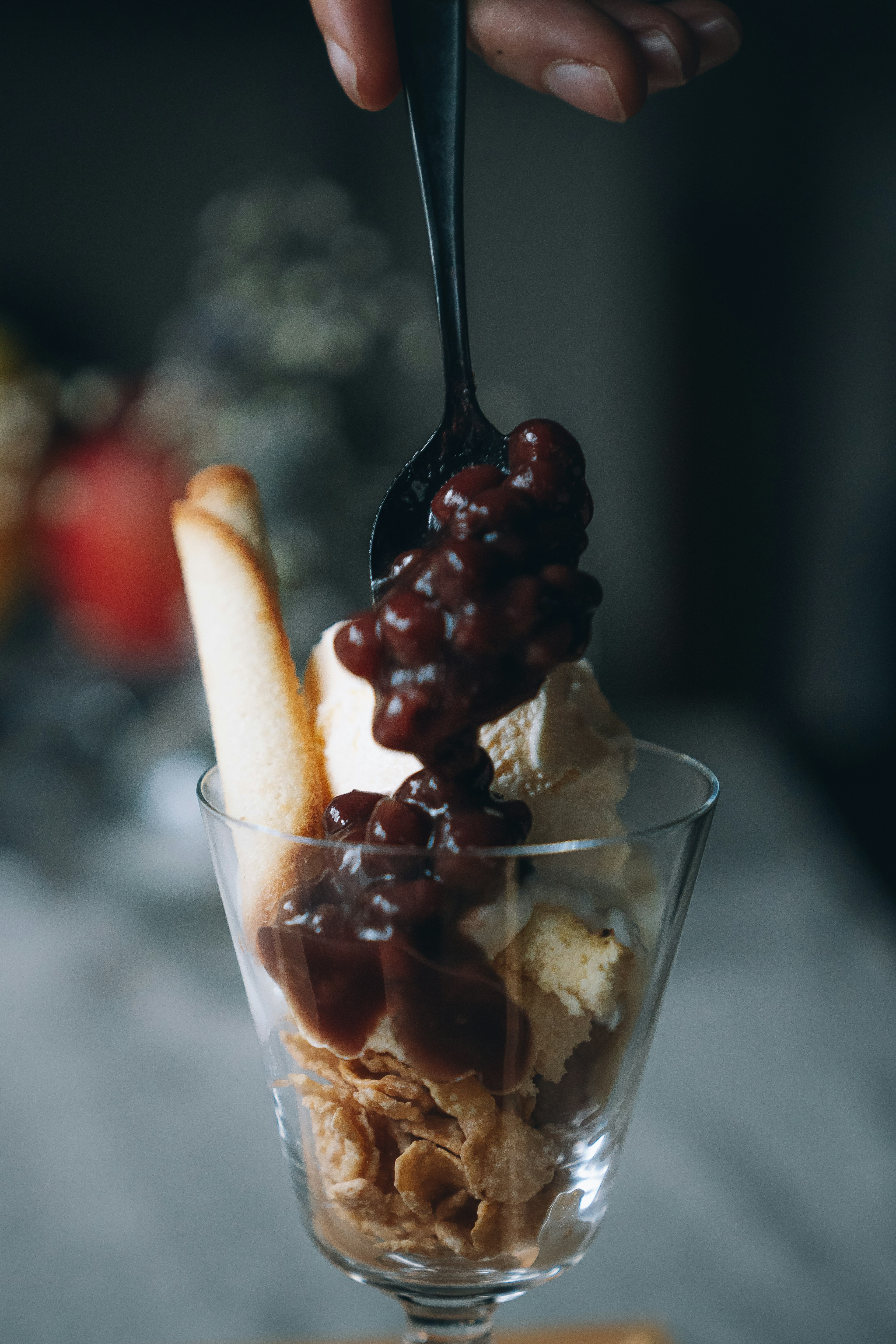 Dessert avec de la glace et des haricots sucrés servi dans un verre transparent