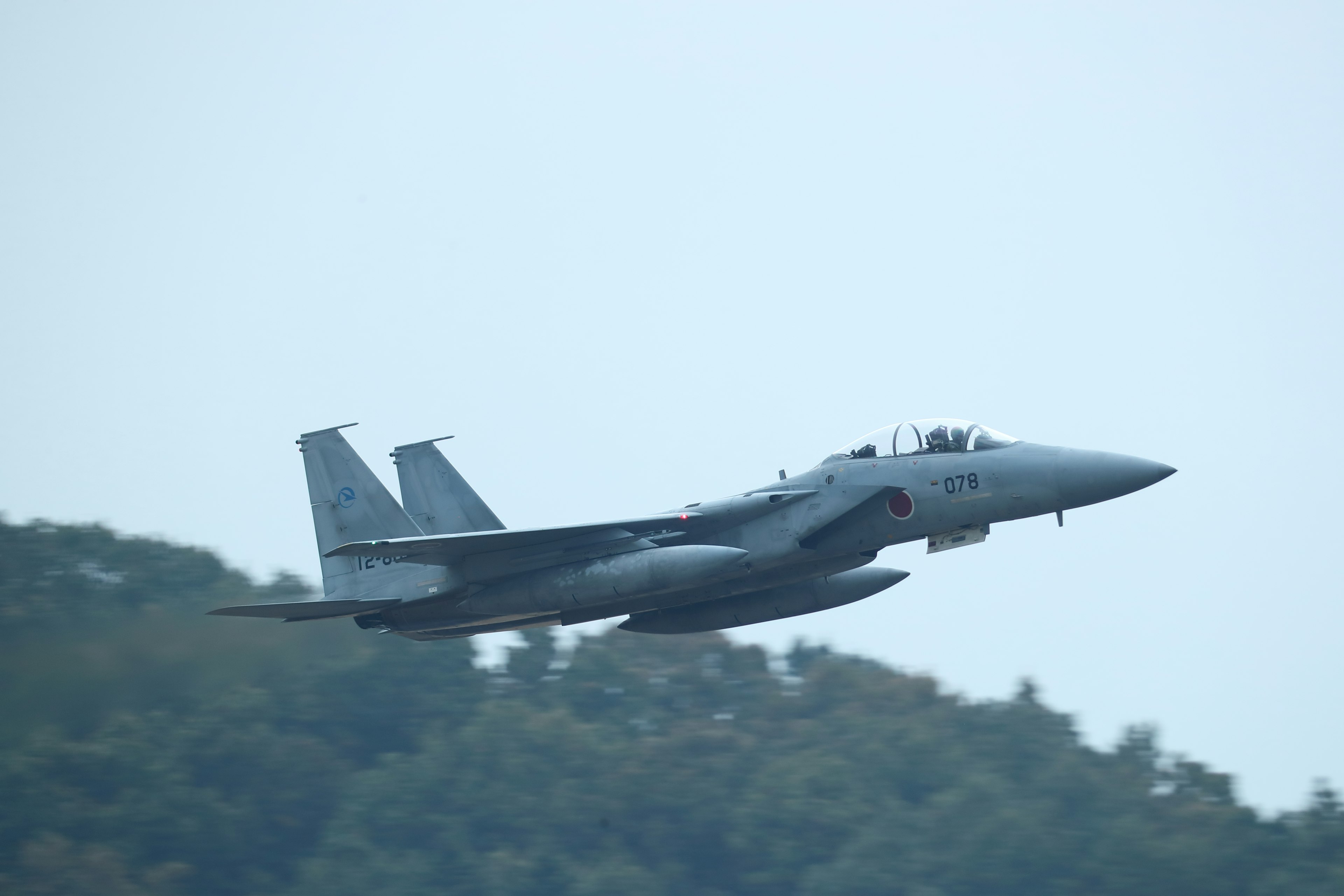 Kampfflugzeug fliegt vor blauem Himmel