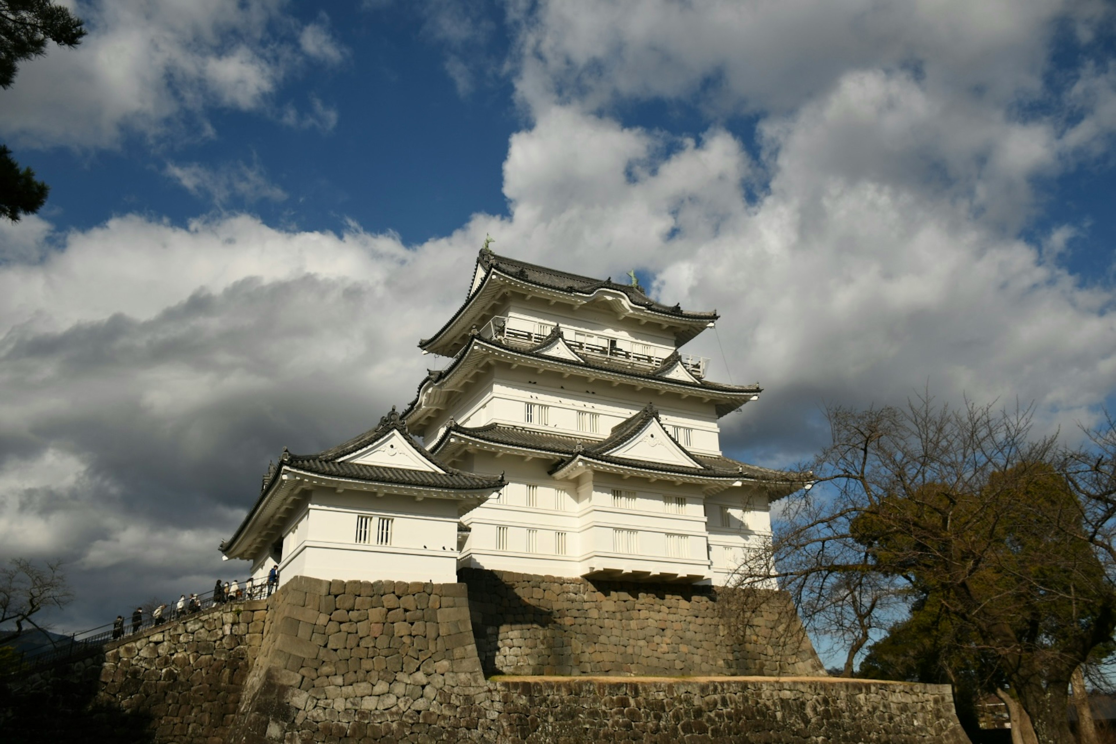 美しい白い城が青い空と雲の下に立っている