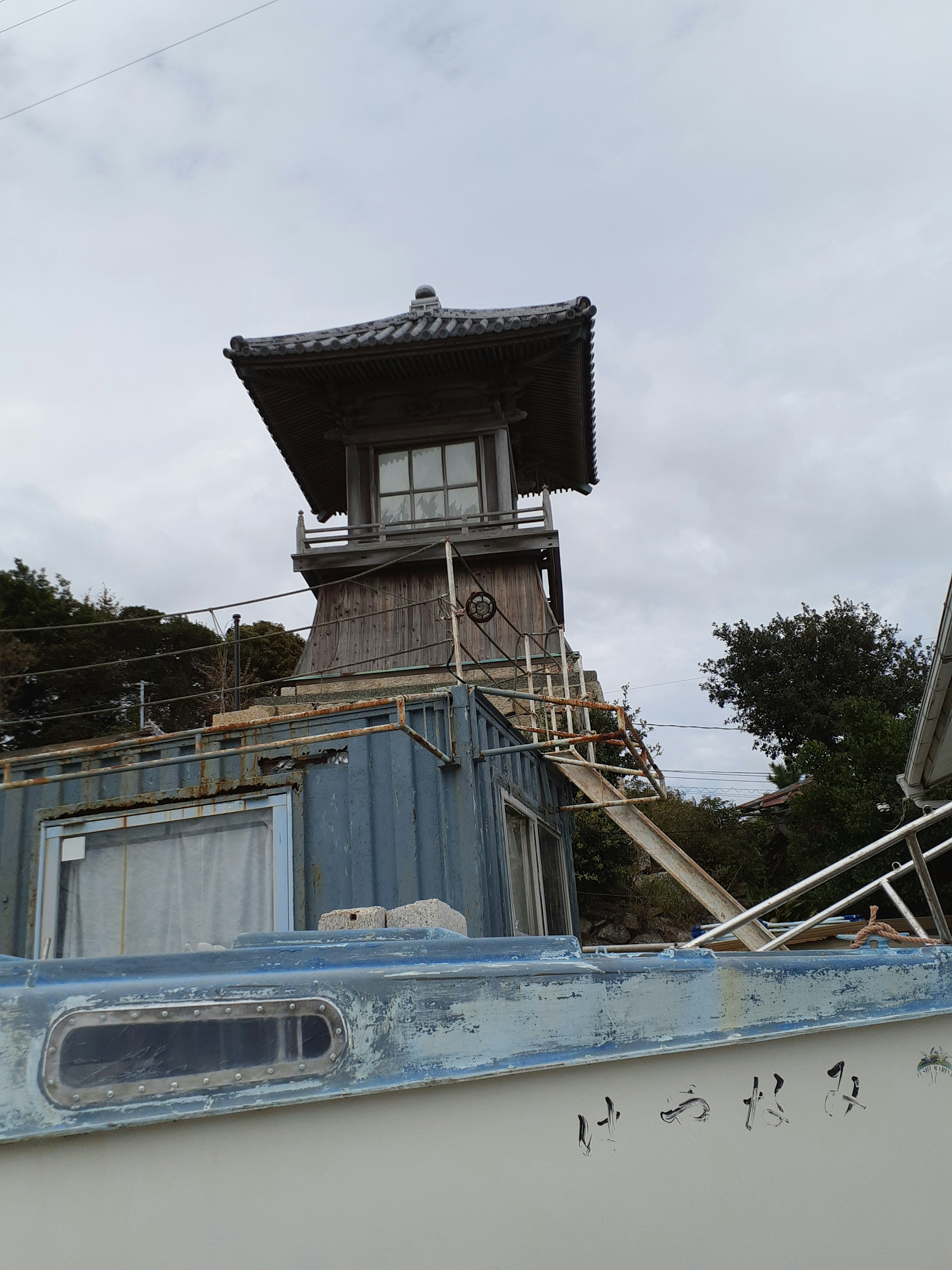 Aussicht auf einen im Bau befindlichen Turm neben einem Boot