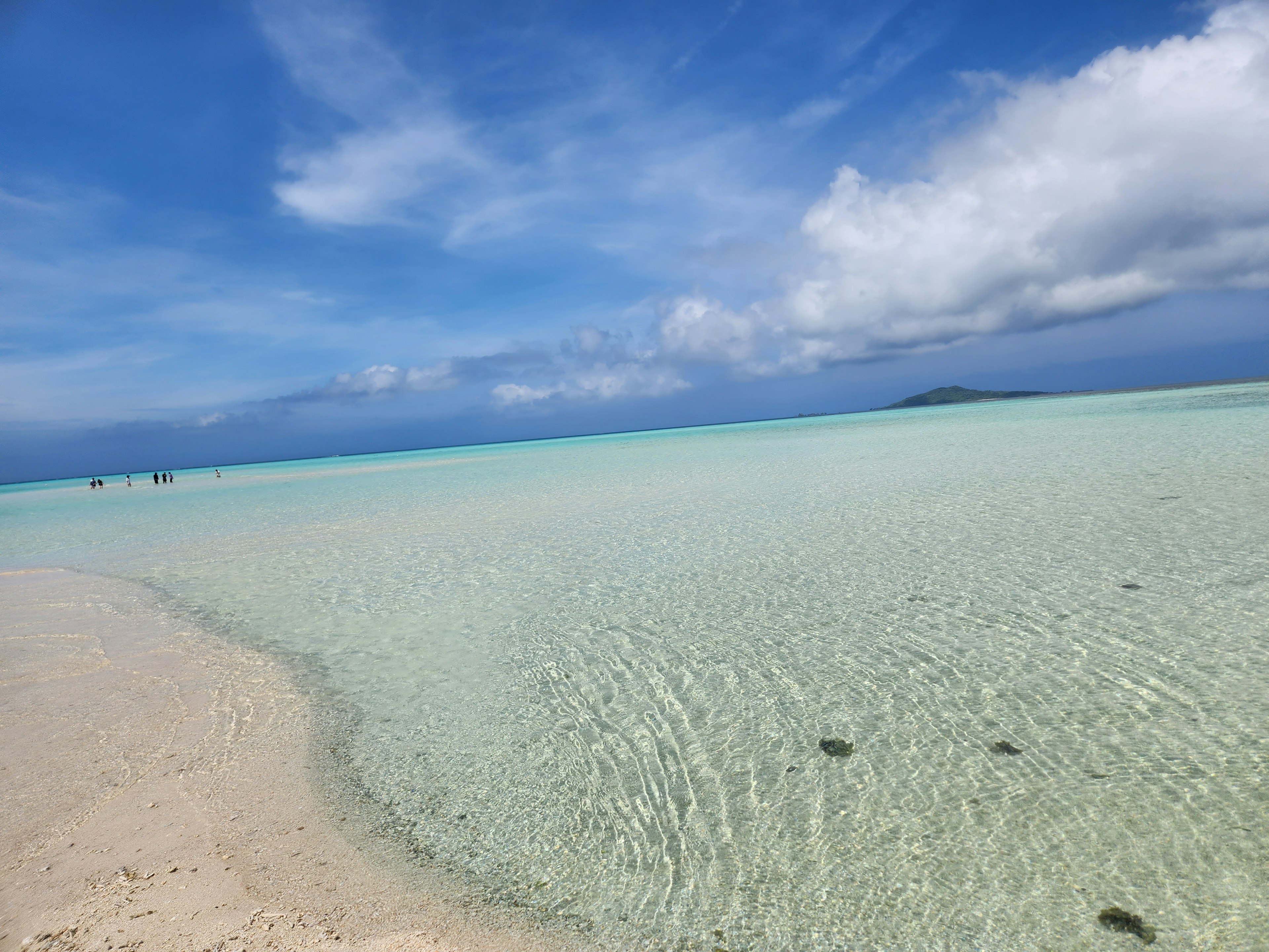 Scène de plage magnifique avec eau claire et sable blanc