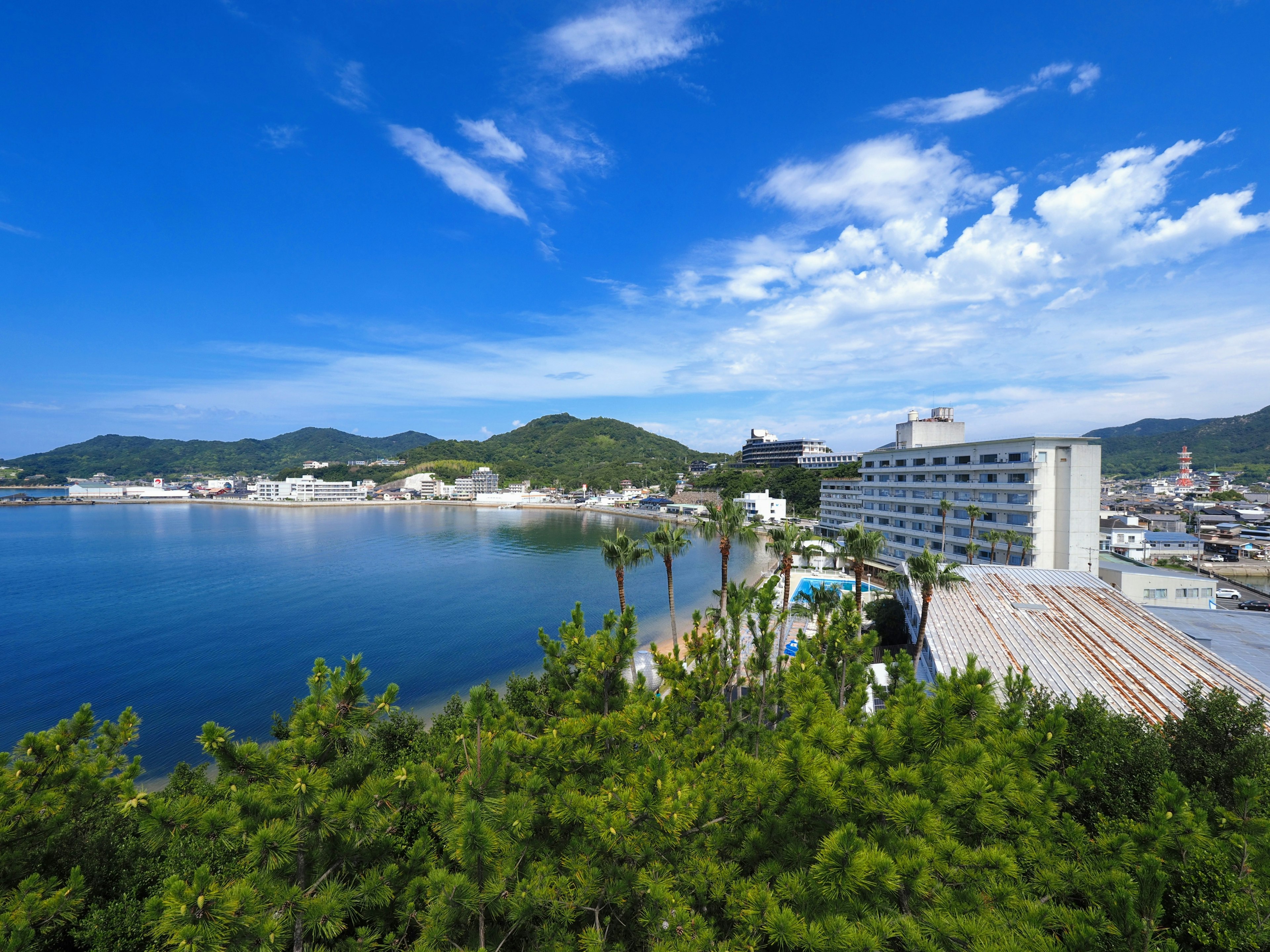 Vista panoramica di una tranquilla città costiera con cielo e mare blu