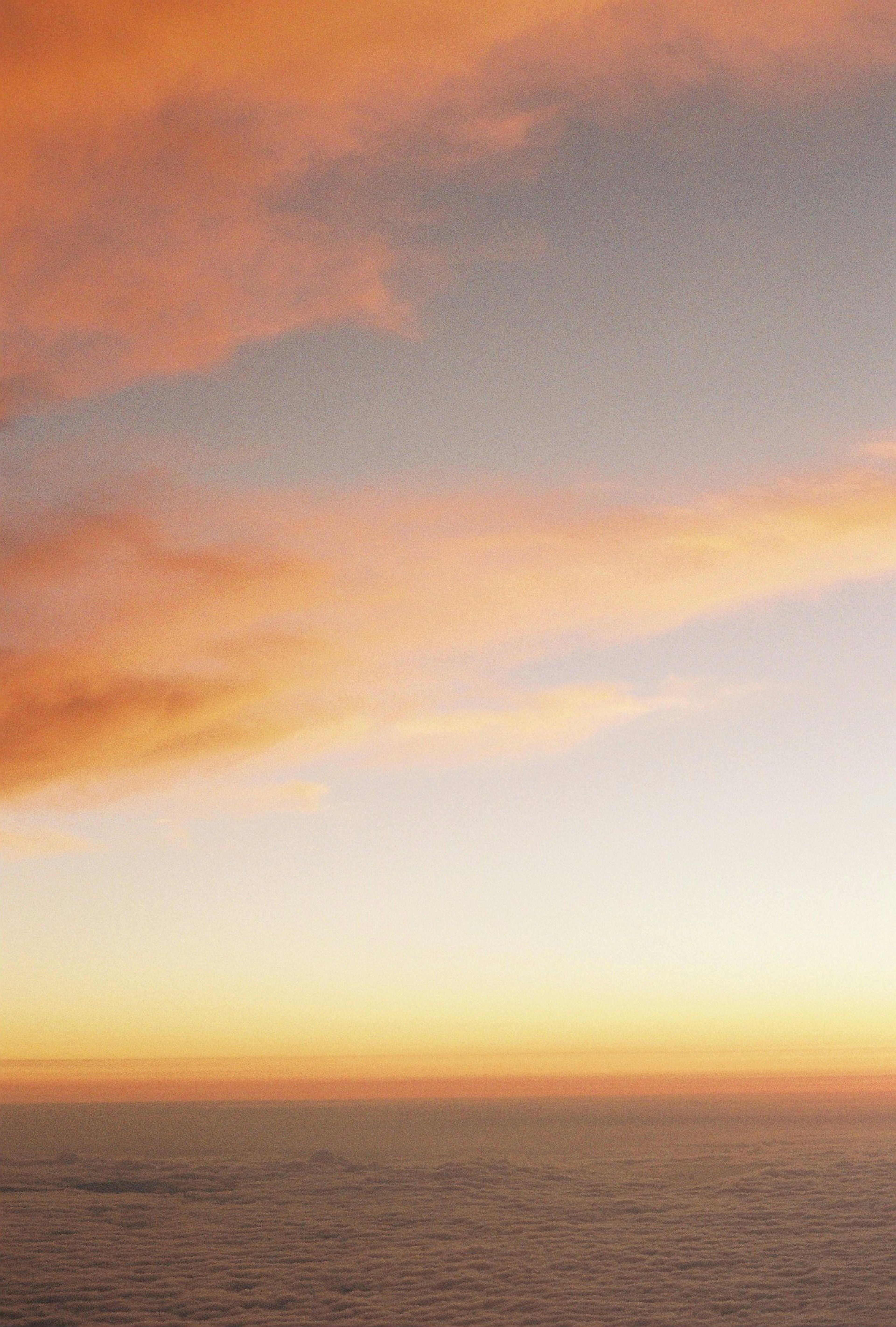 色彩斑斕的日落天空與多彩的雲朵和地平線