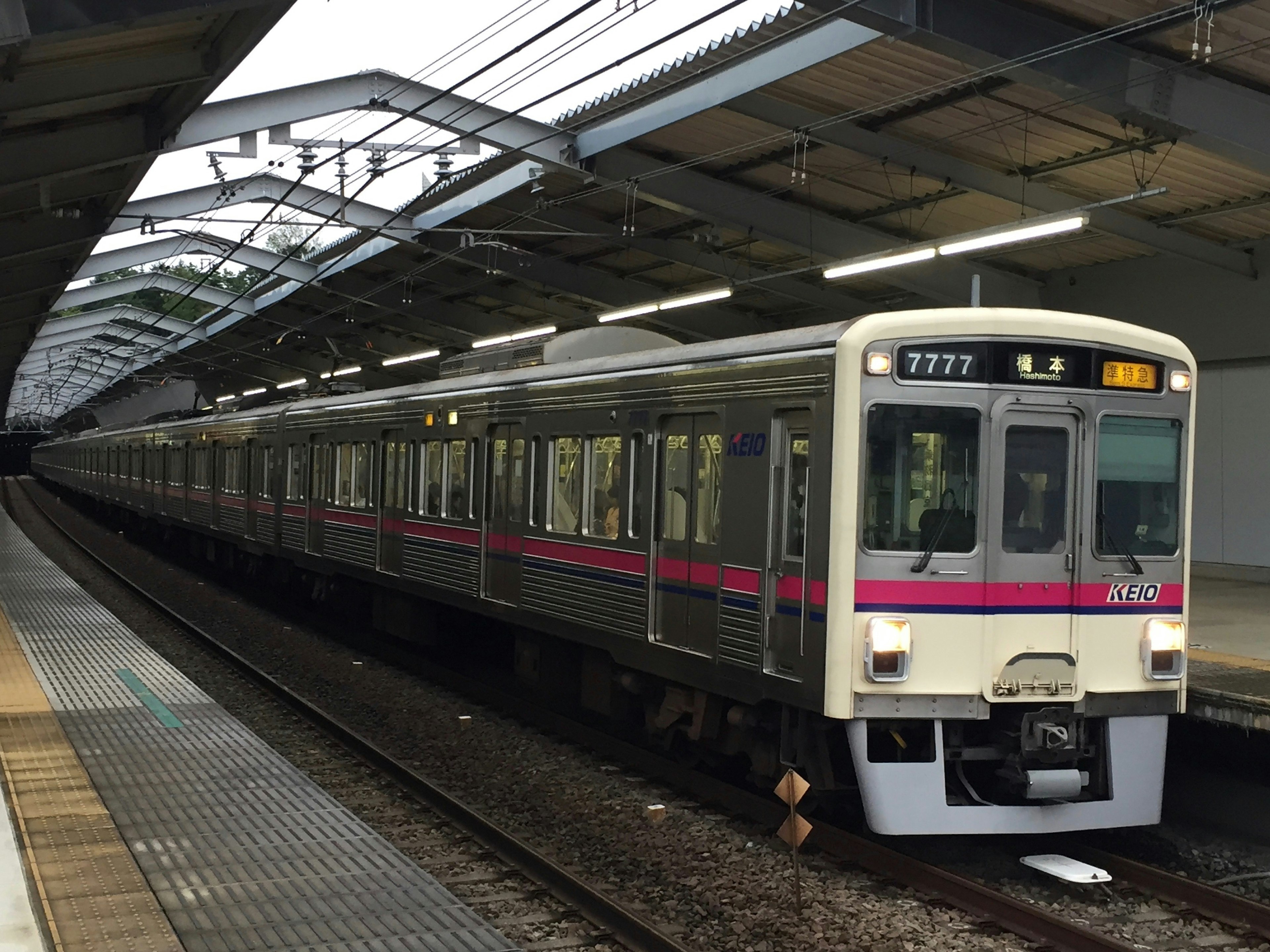 日本の電車が駅に停車している様子