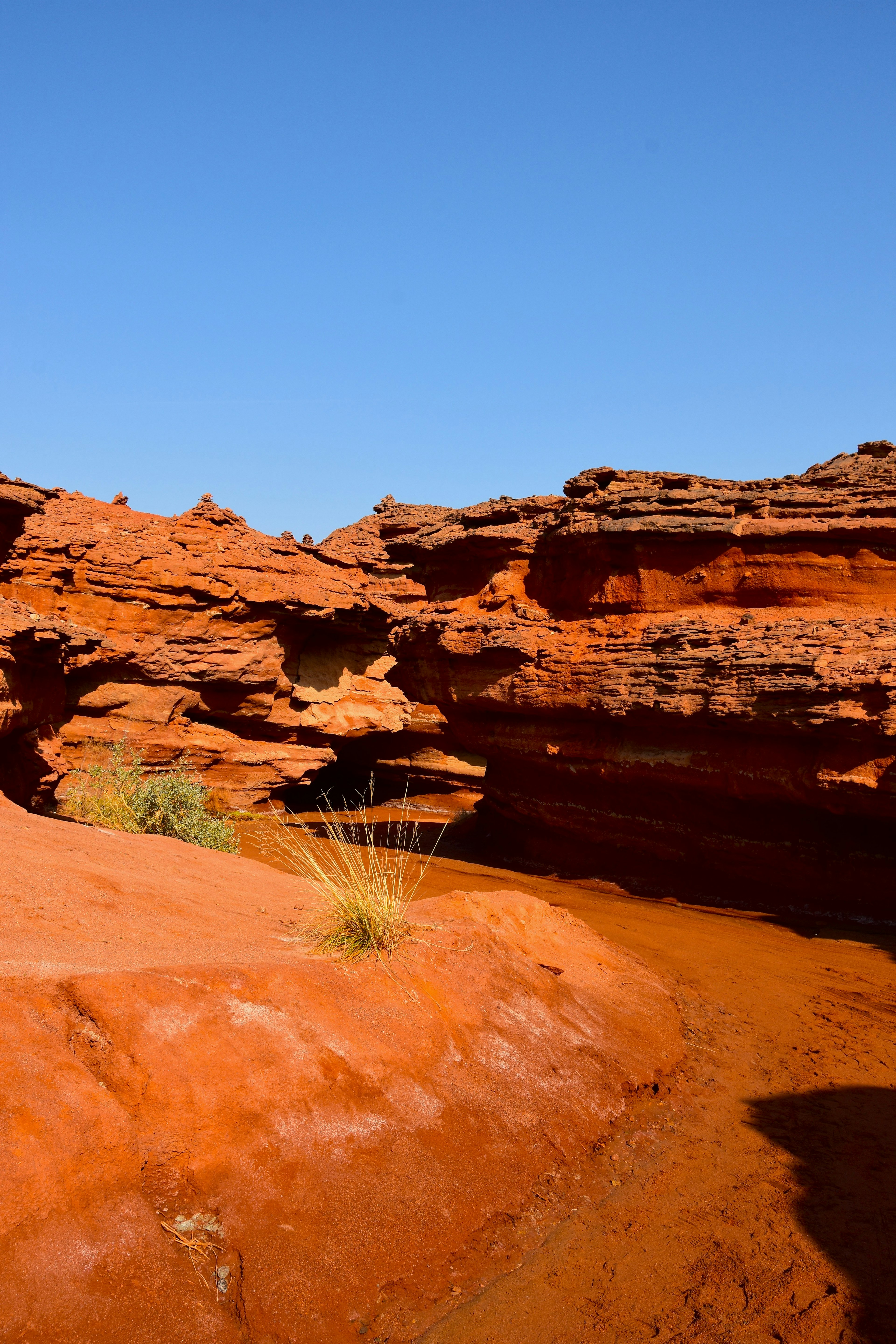 Wunderschöne Landschaft mit roten Felsformationen und klarem blauen Himmel