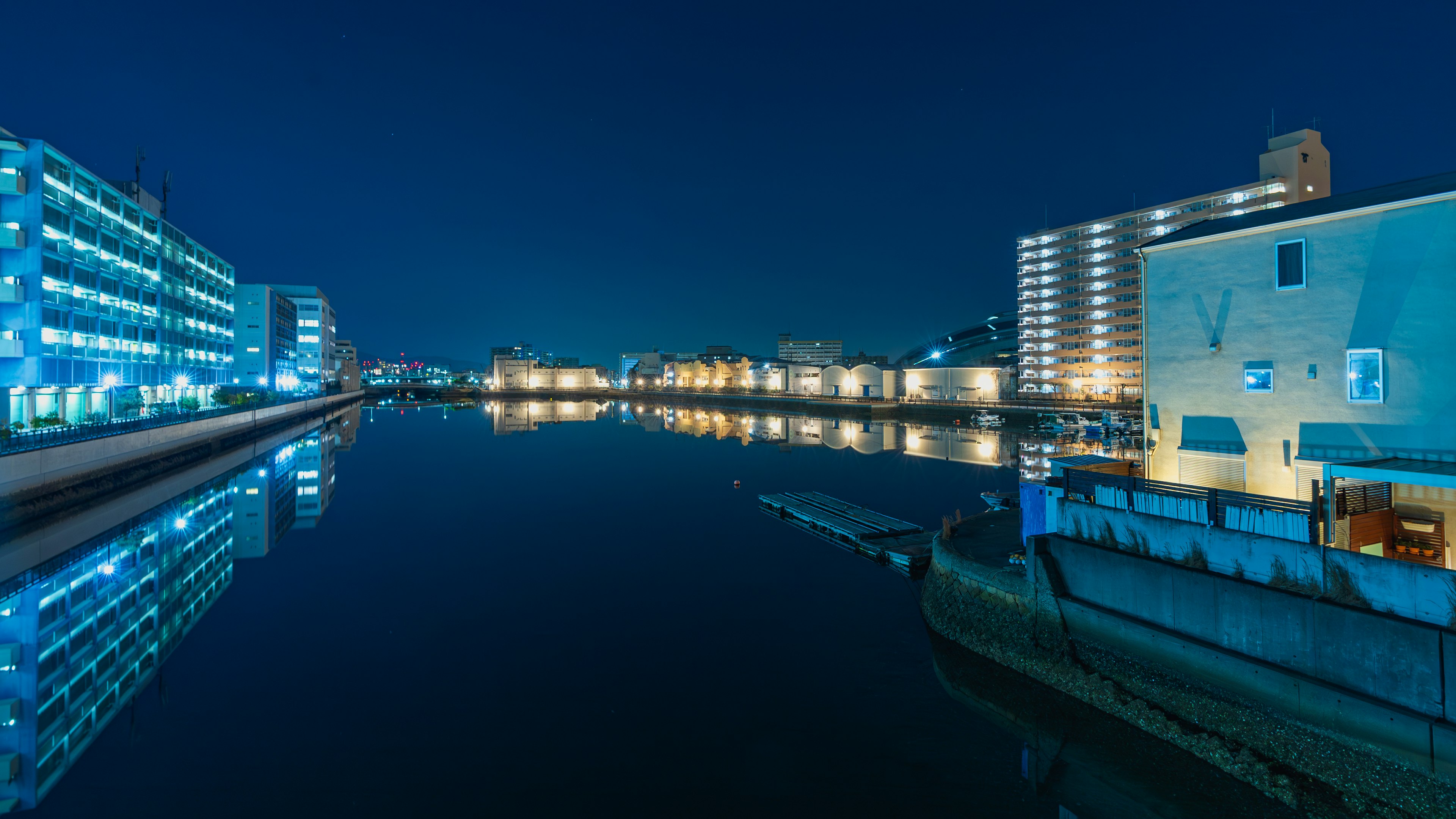 Vista nocturna de un río con hermosas reflexiones de edificios