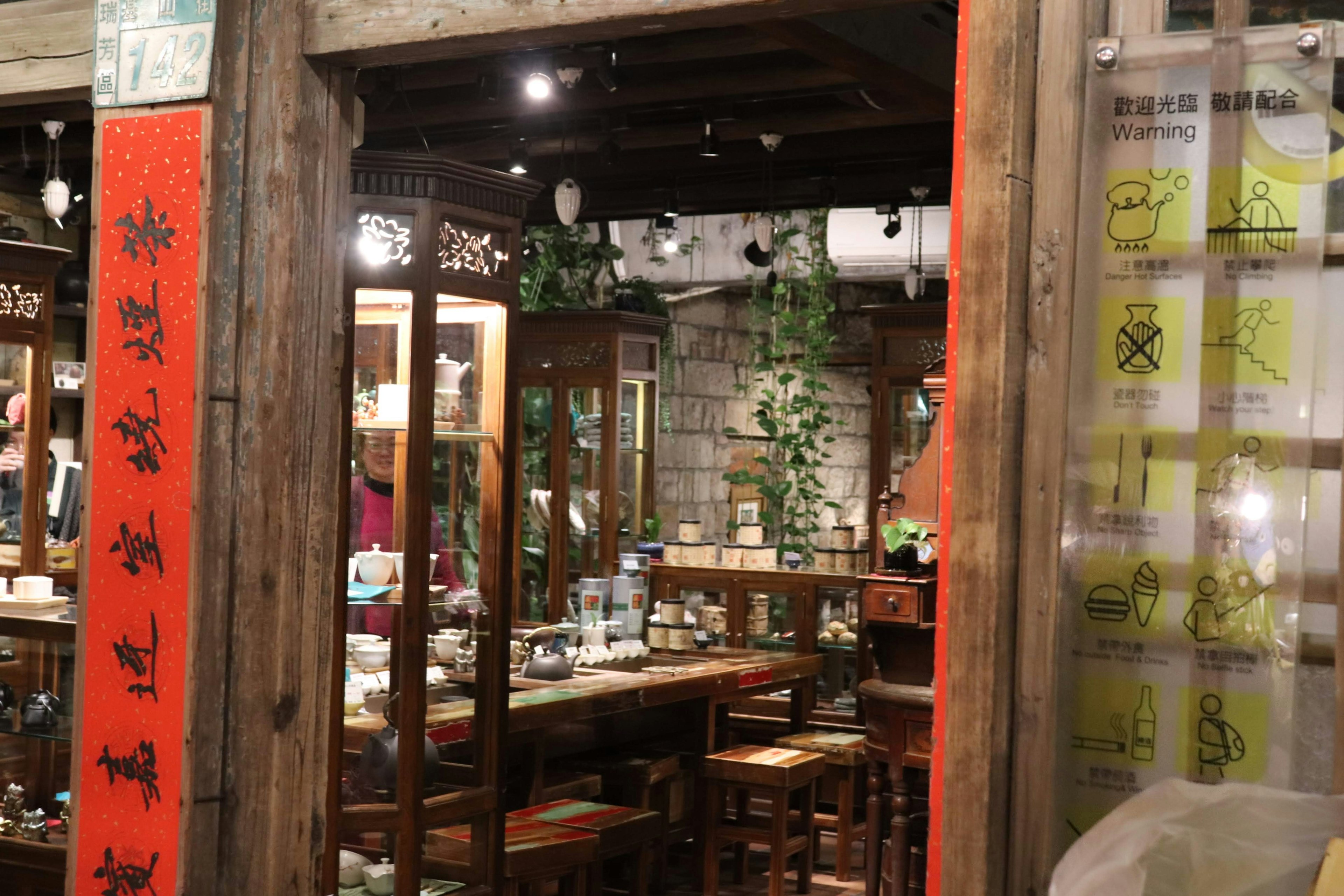 Intérieur de café confortable avec décor en bois et plantes en pot