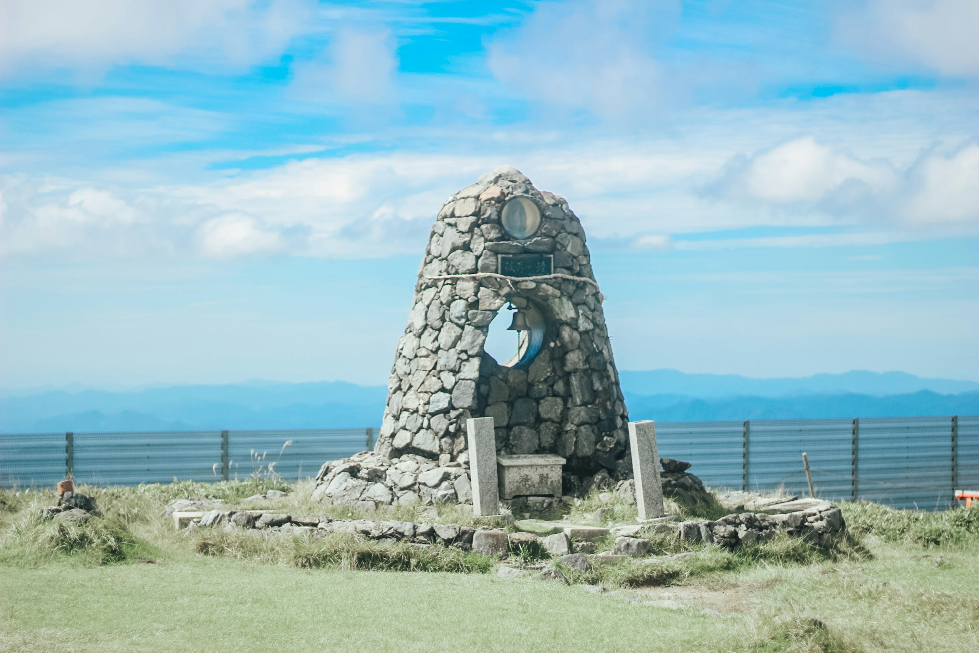 Monument en pierre se tenant sous un ciel bleu