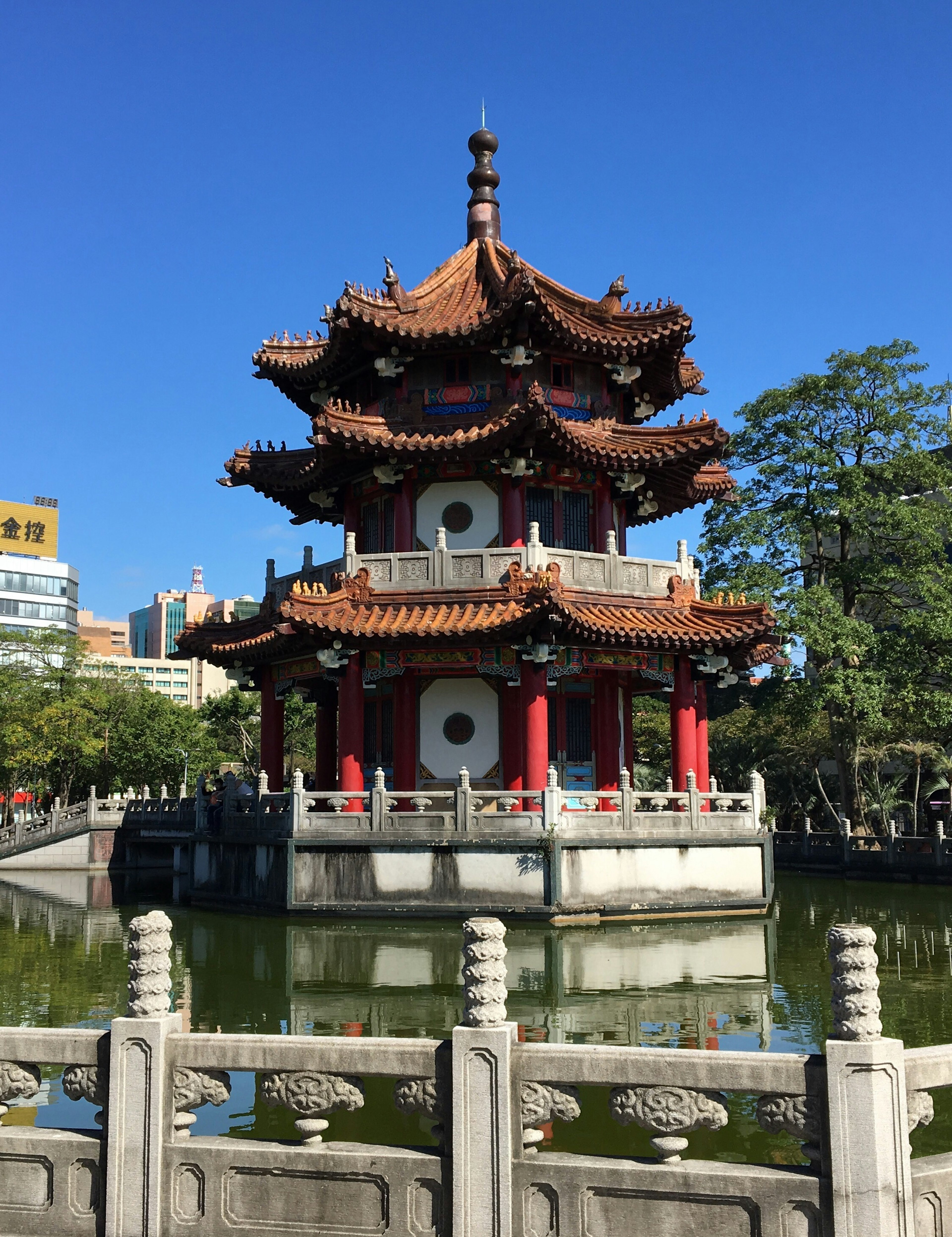 Belle pagode de style chinois se dressant dans un étang