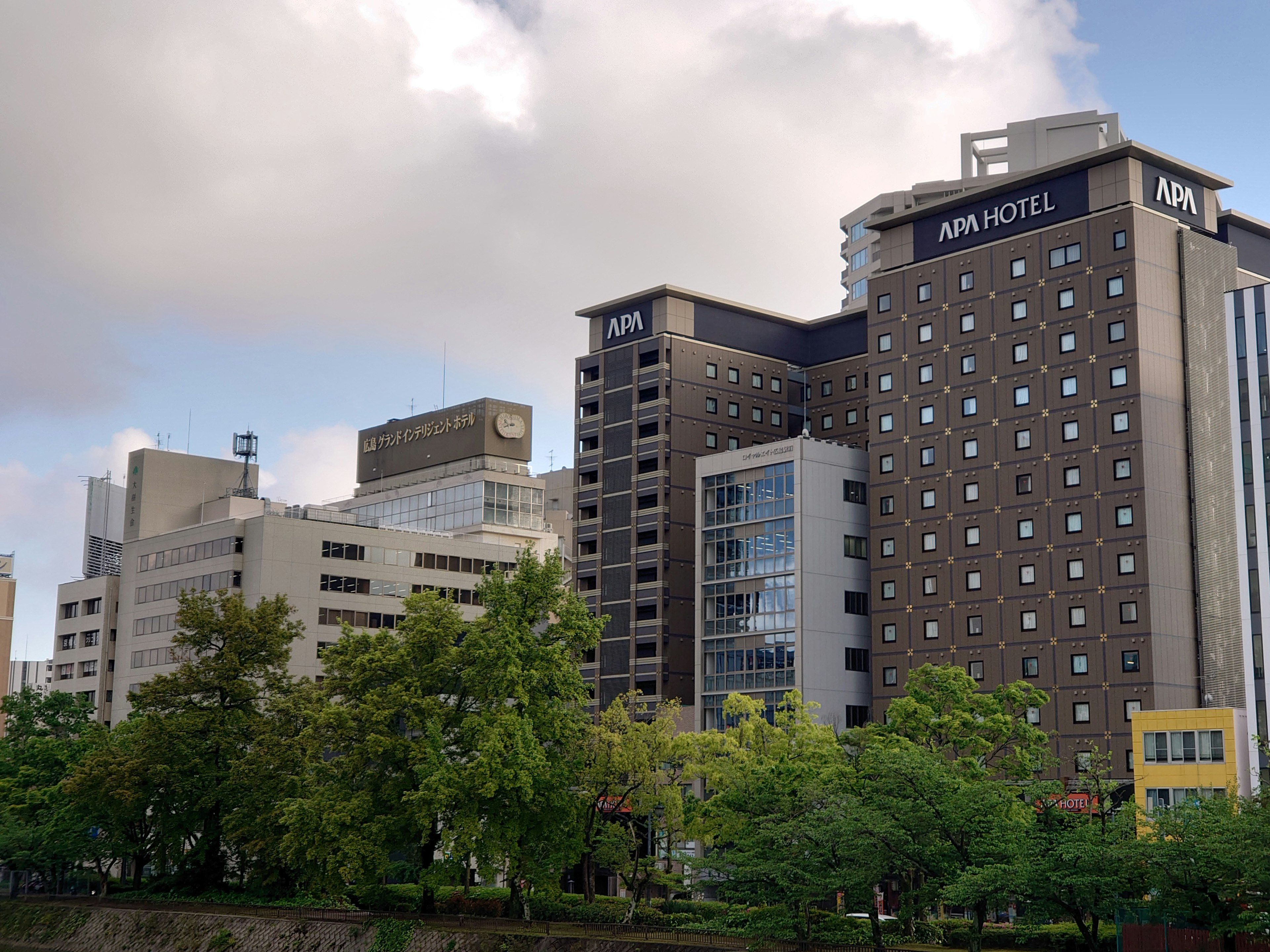 Vue extérieure de l'hôtel ANA et des bâtiments environnants