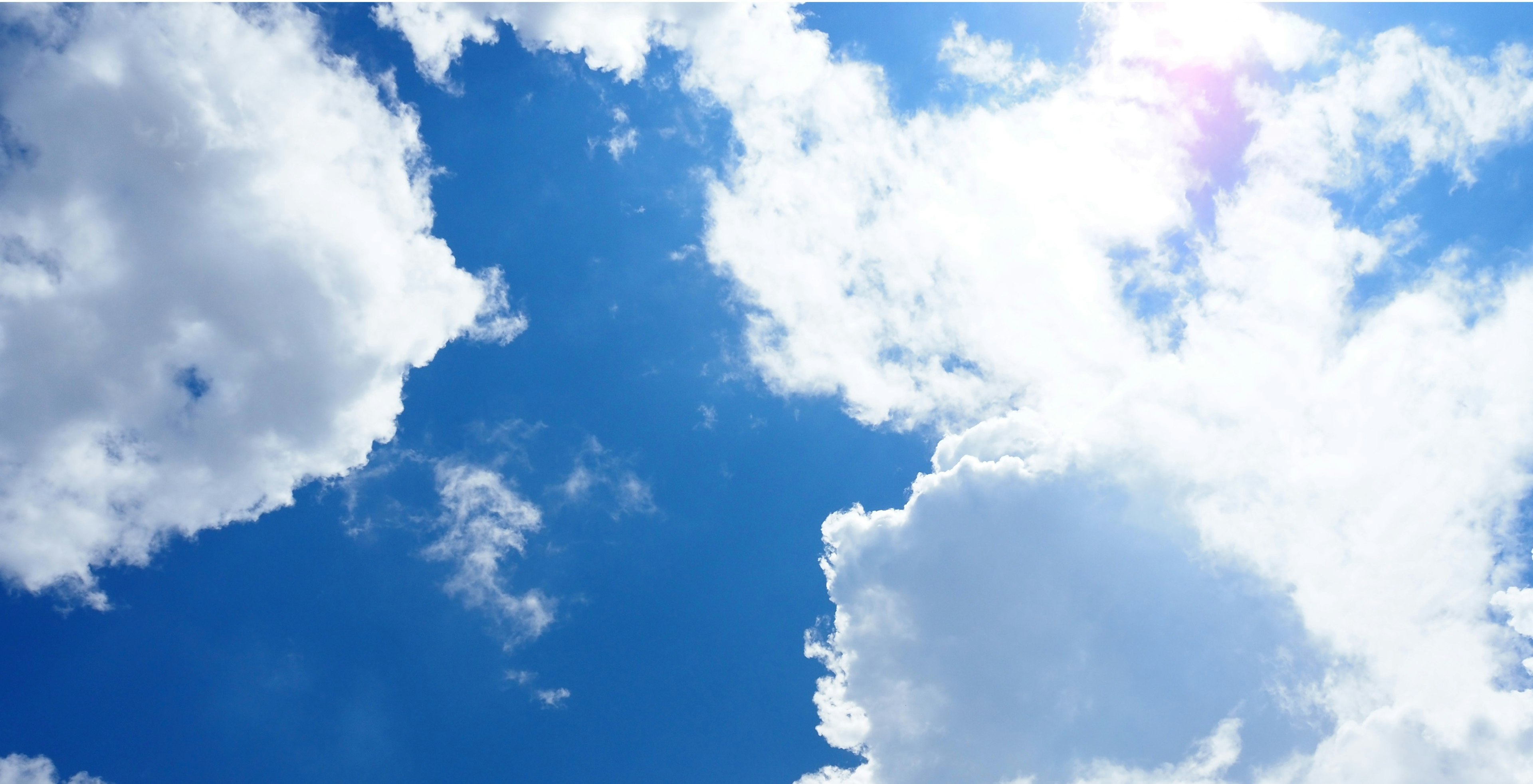 Hermosa vista del cielo azul con nubes blancas