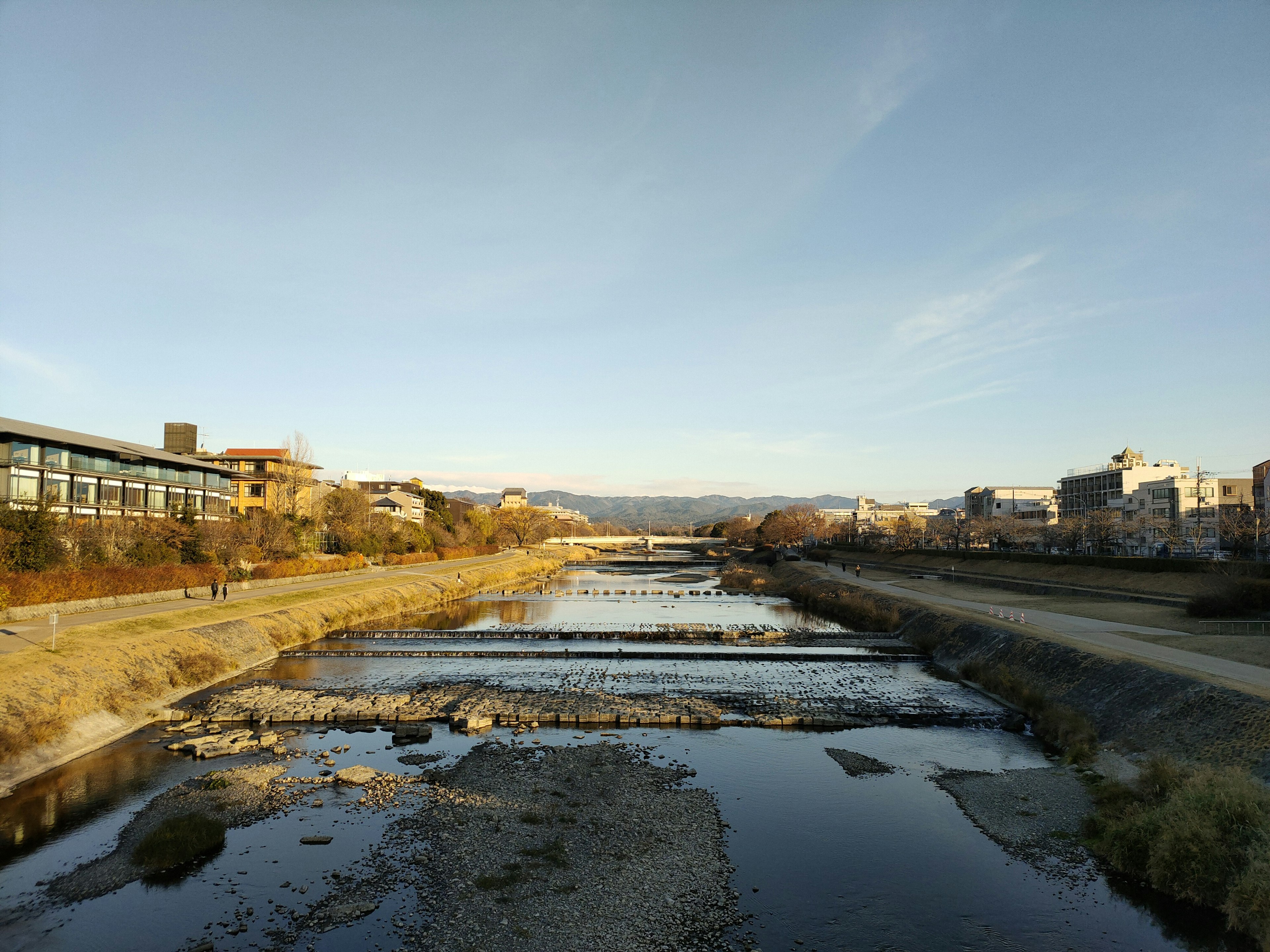 Paesaggio fluviale tranquillo con edifici circostanti