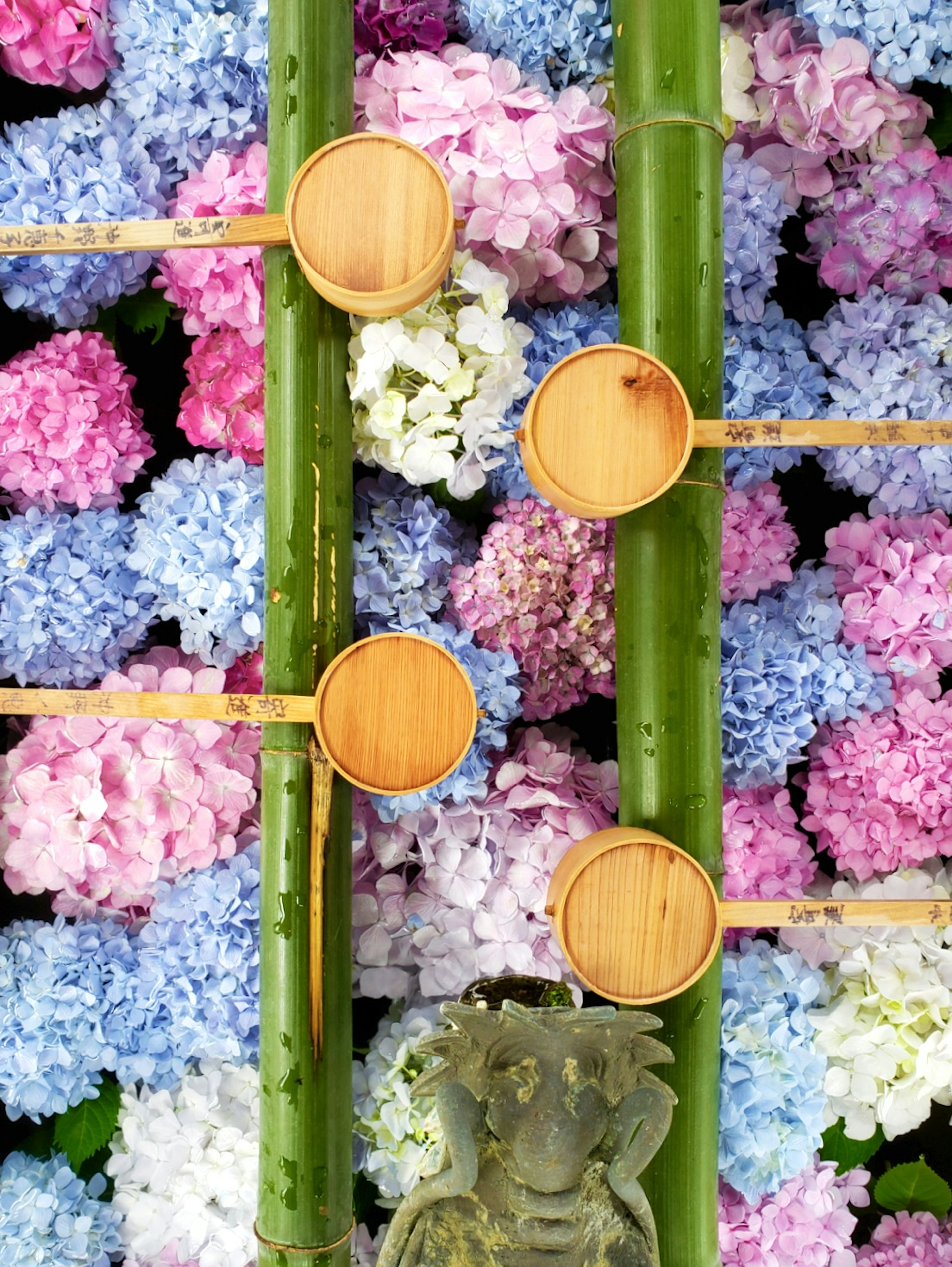 竹と花の装飾のある美しい景観