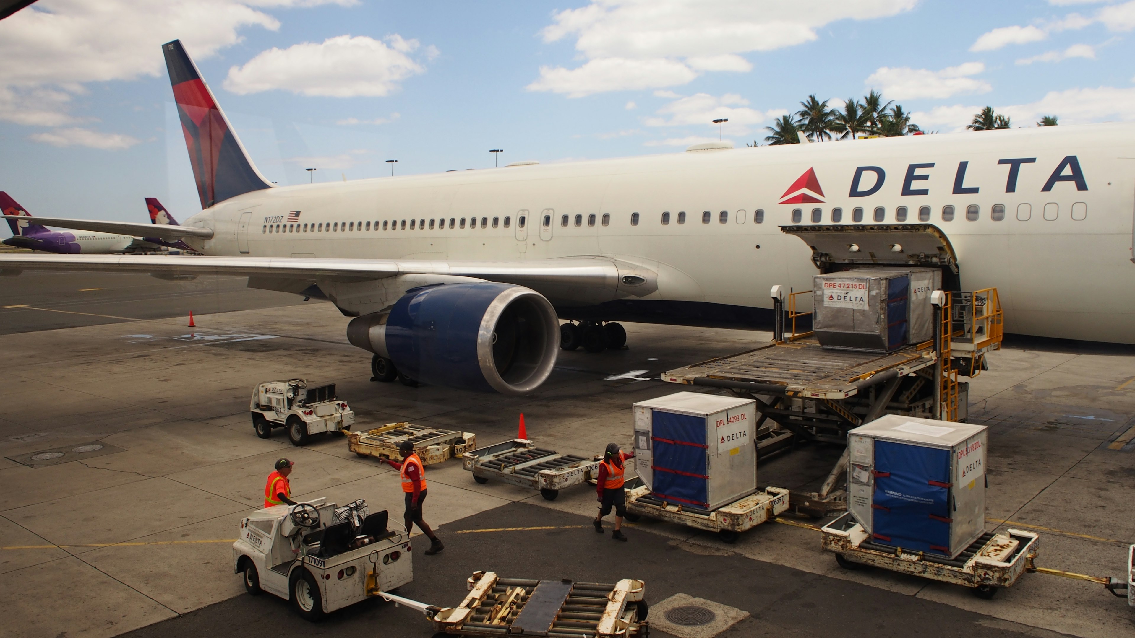 การโหลดสินค้า Delta Airlines ที่สนามบินพร้อมคนงาน