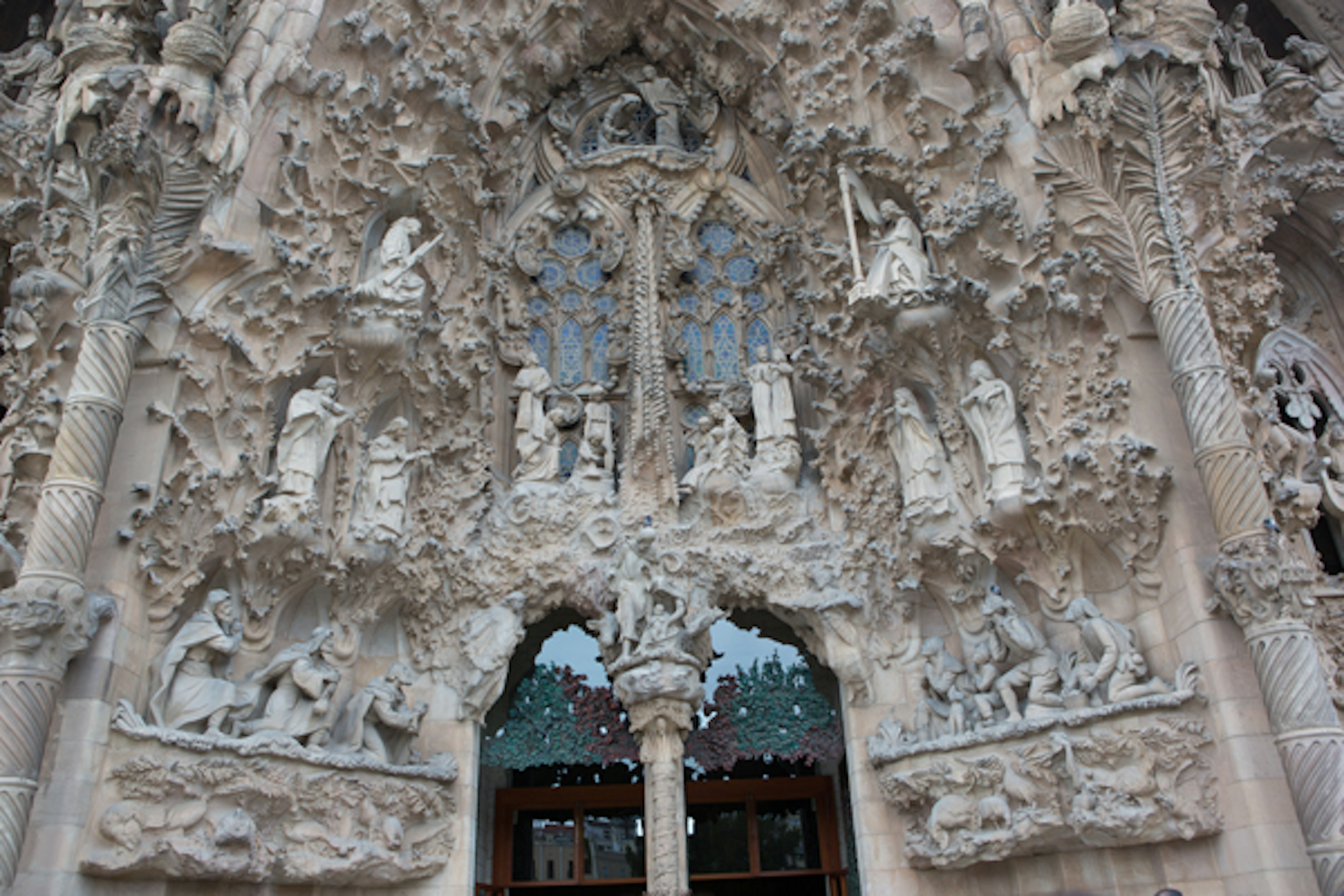 Fachada de iglesia tallada intrincadamente que representa escenas sagradas