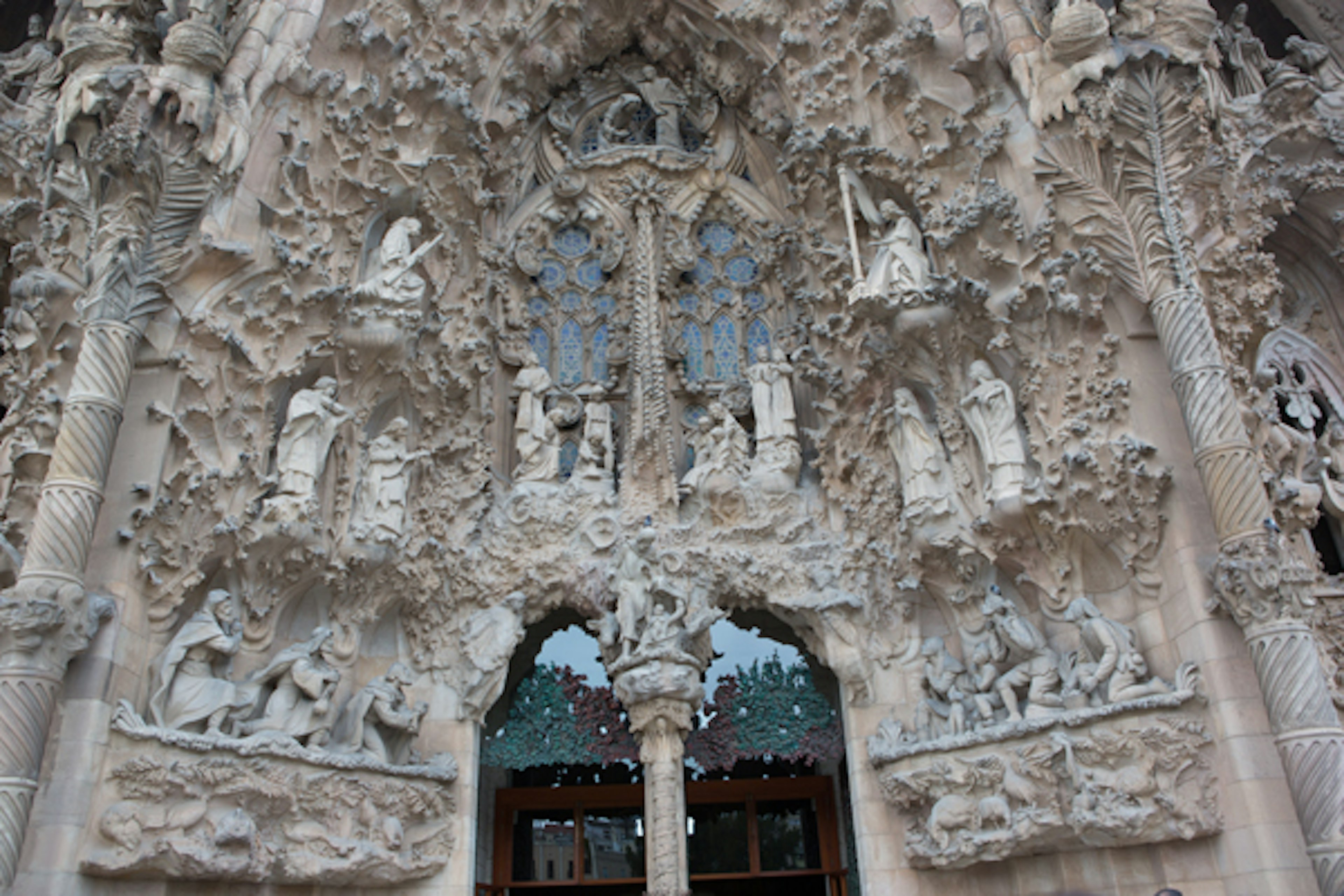 Façade d'église finement sculptée représentant des scènes sacrées