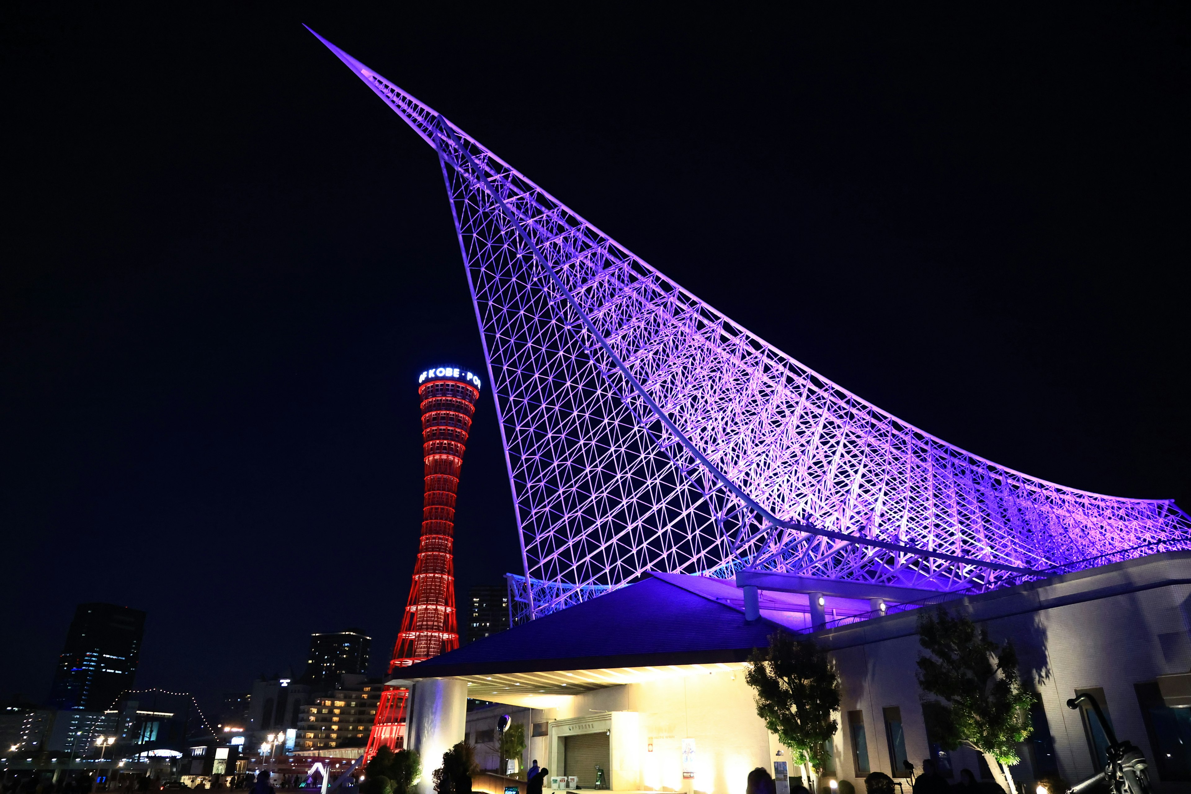 Hermosa arquitectura de Kobe iluminada por la noche con luces coloridas