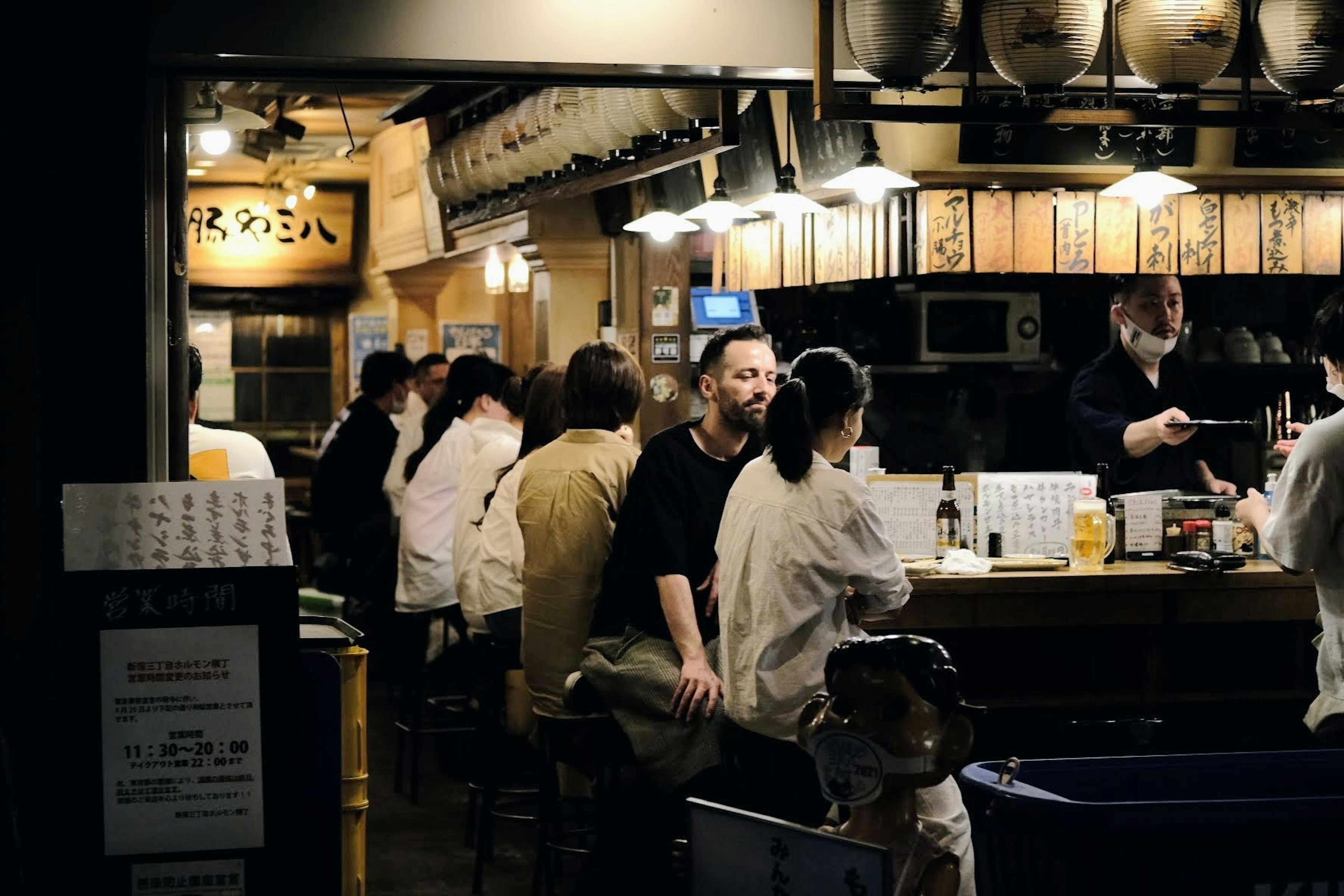 賑やかな居酒屋で食事を楽しむ客たち